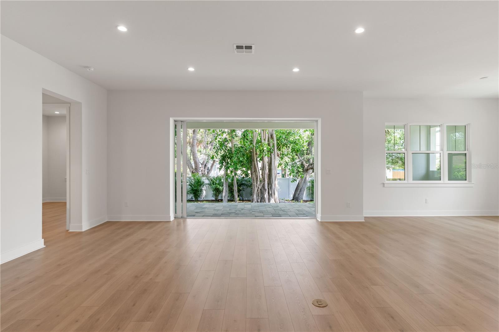 Listing photo id 34 for 4307 Renellie Drive S