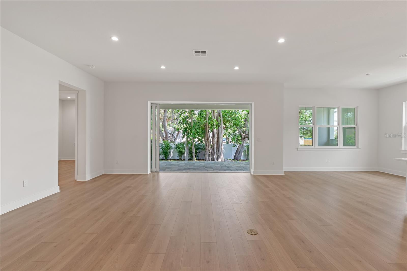 Listing photo id 35 for 4307 Renellie Drive S