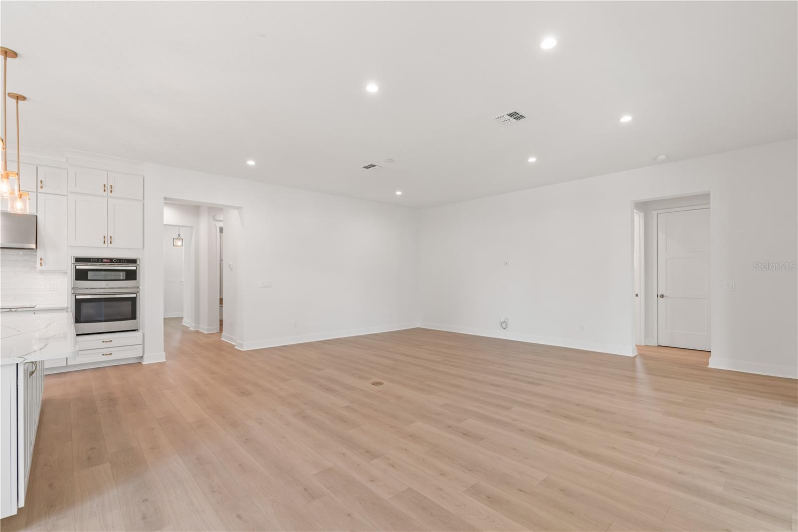Listing photo id 36 for 4307 Renellie Drive S