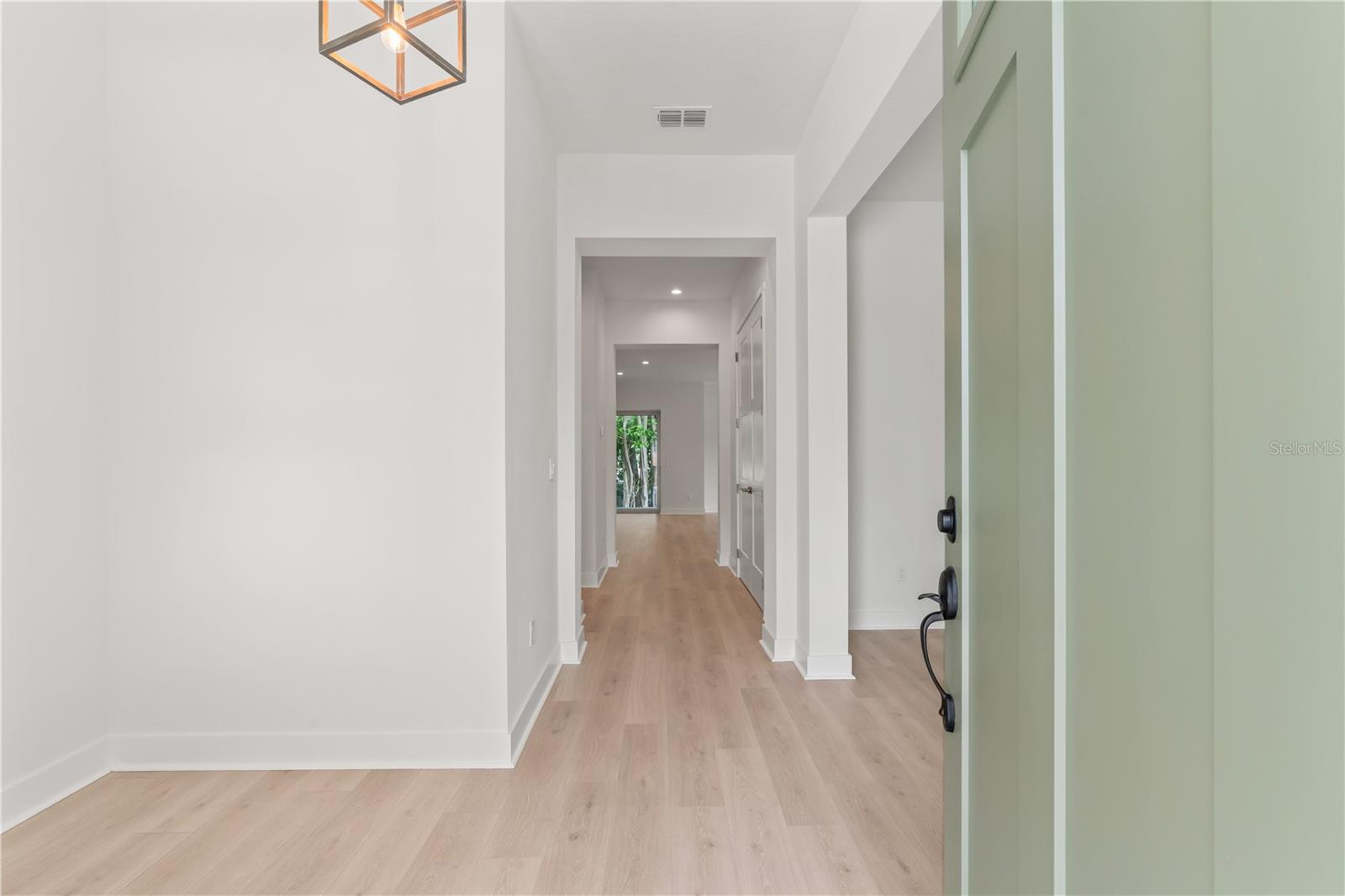 Listing photo id 2 for 4307 Renellie Drive S