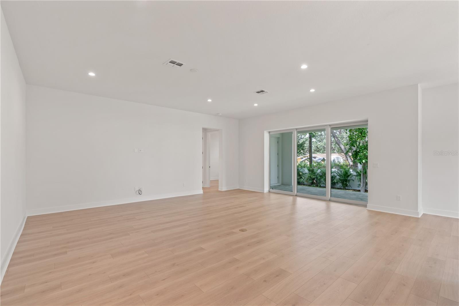 Listing photo id 39 for 4307 Renellie Drive S
