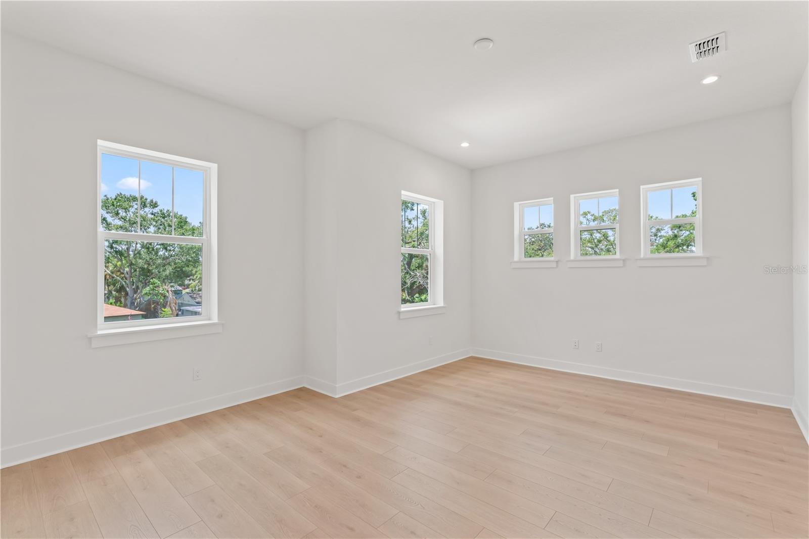 Listing photo id 44 for 4307 Renellie Drive S