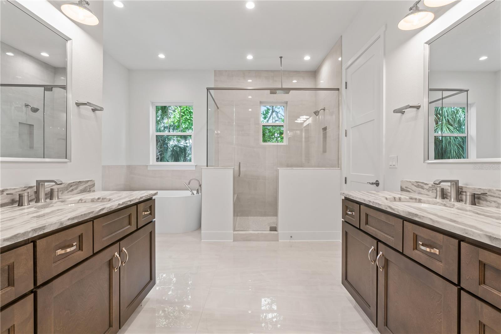Listing photo id 52 for 4307 Renellie Drive S