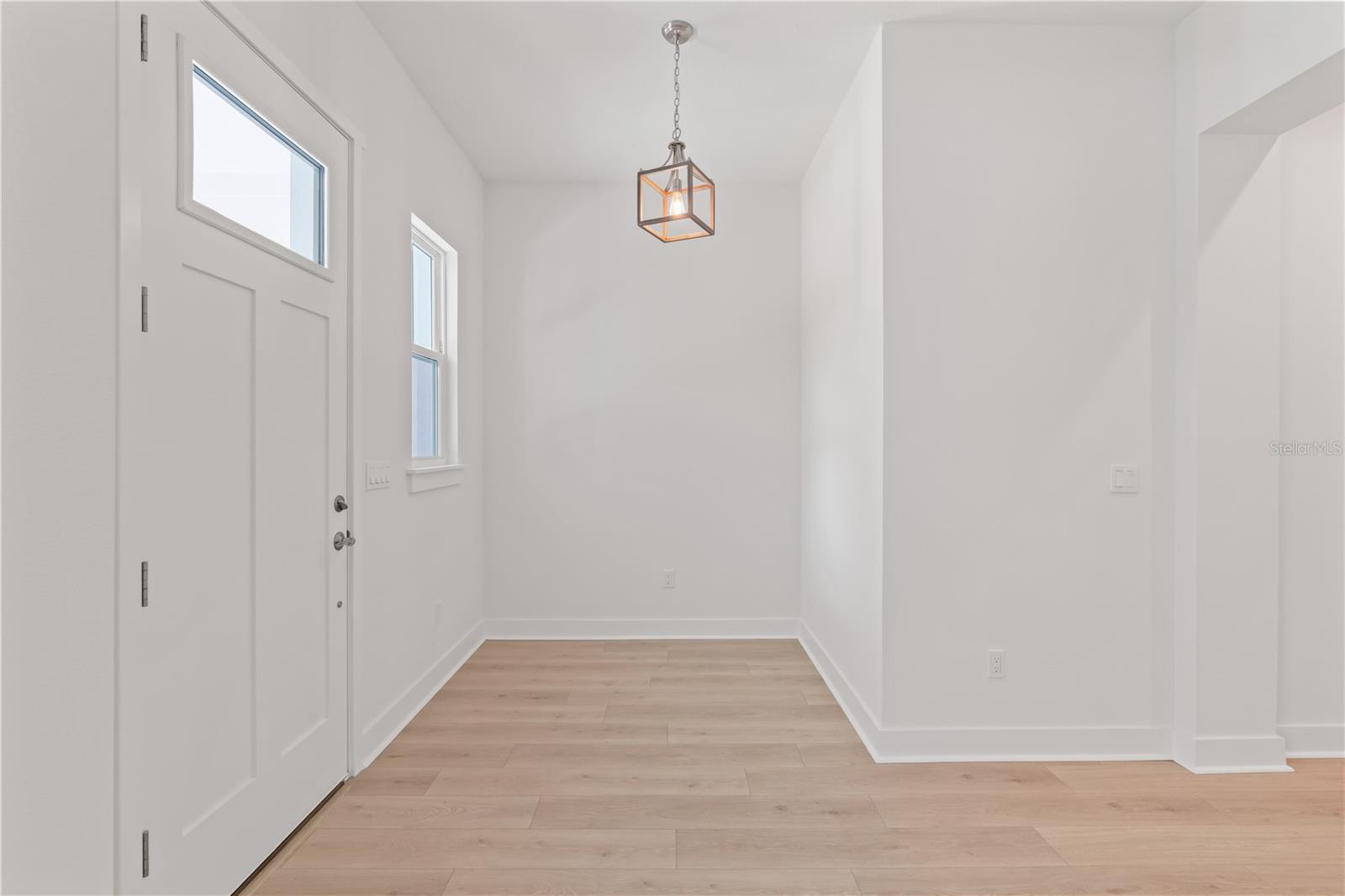 Listing photo id 4 for 4307 Renellie Drive S