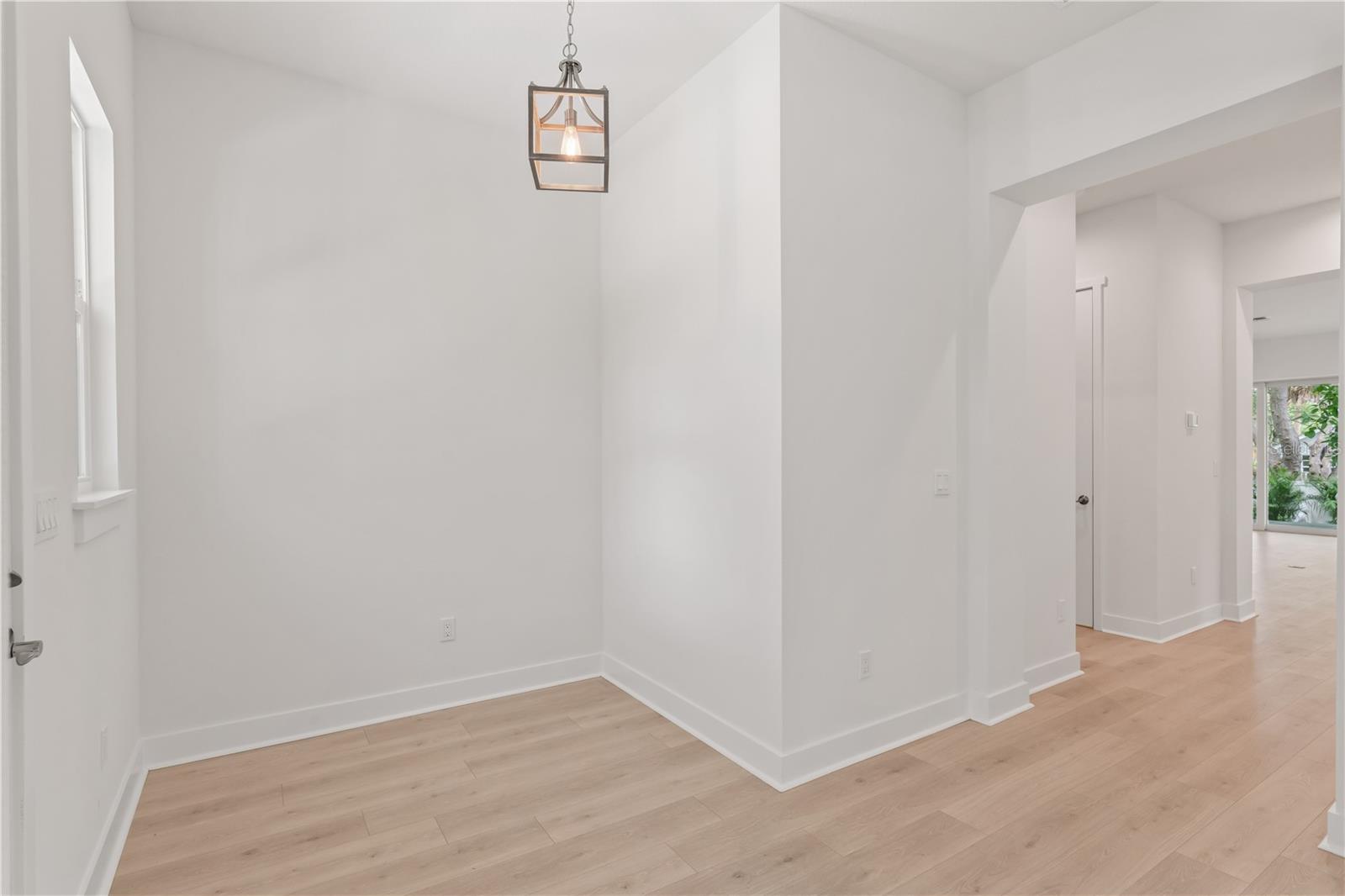 Listing photo id 5 for 4307 Renellie Drive S