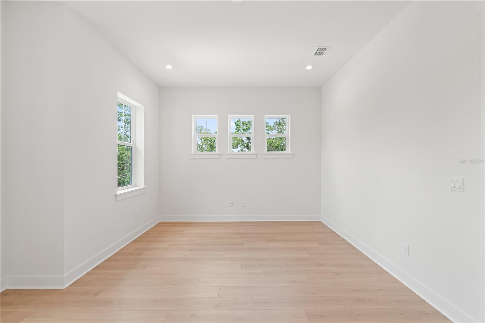 Listing photo id 70 for 4307 Renellie Drive S