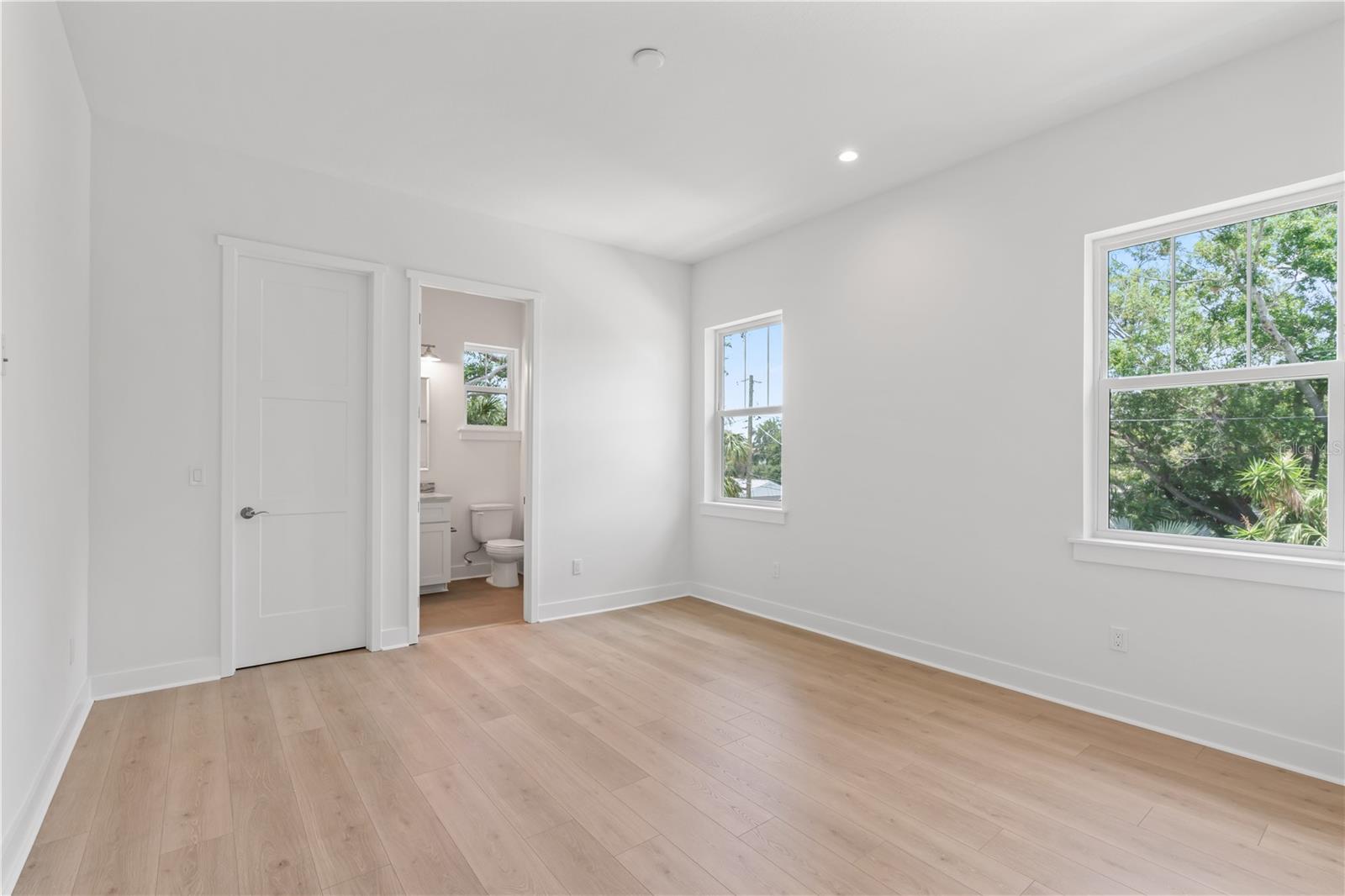 Listing photo id 78 for 4307 Renellie Drive S