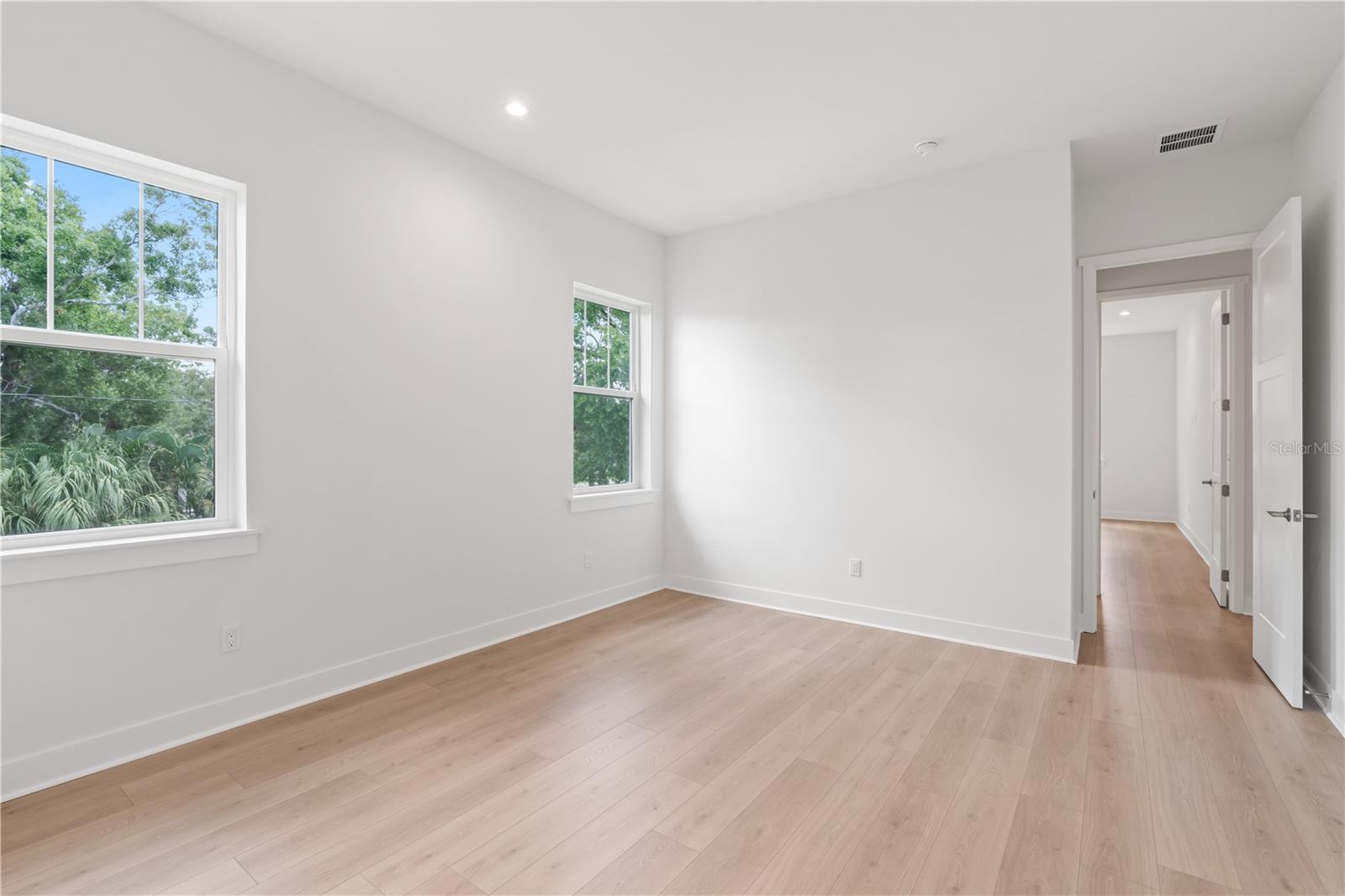 Listing photo id 80 for 4307 Renellie Drive S