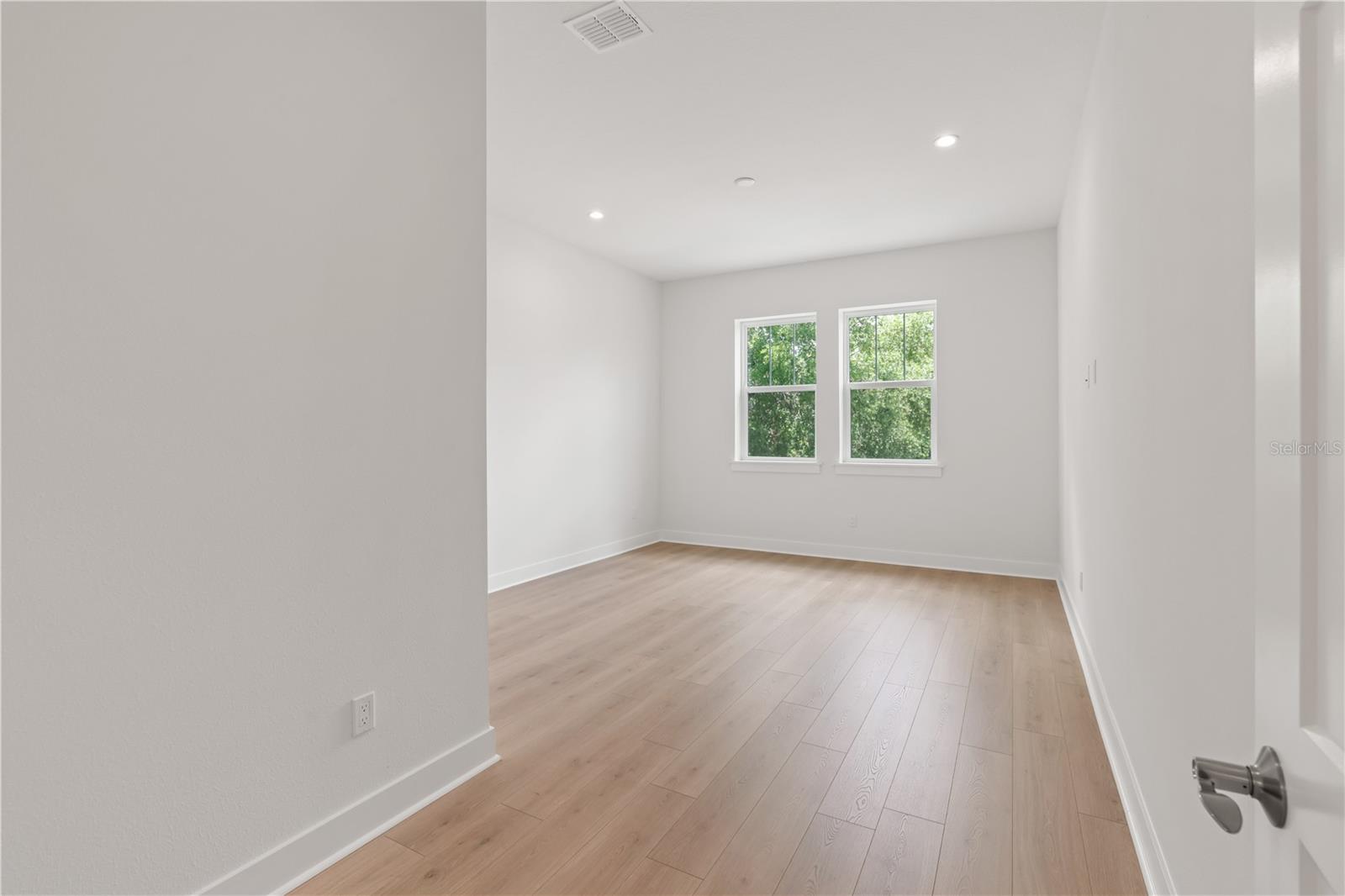 Listing photo id 83 for 4307 Renellie Drive S