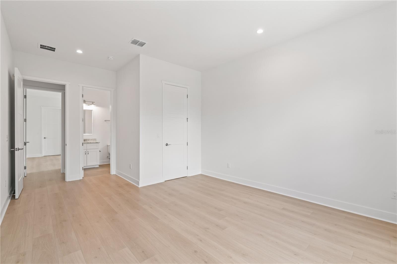 Listing photo id 84 for 4307 Renellie Drive S
