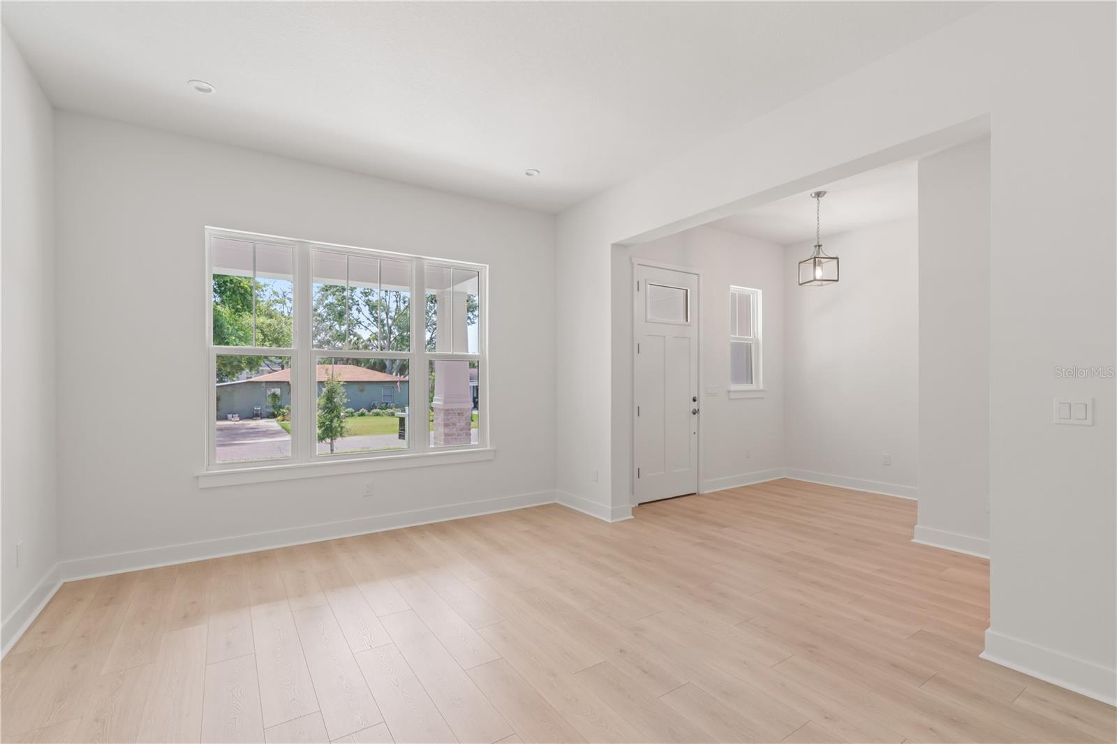 Listing photo id 7 for 4307 Renellie Drive S