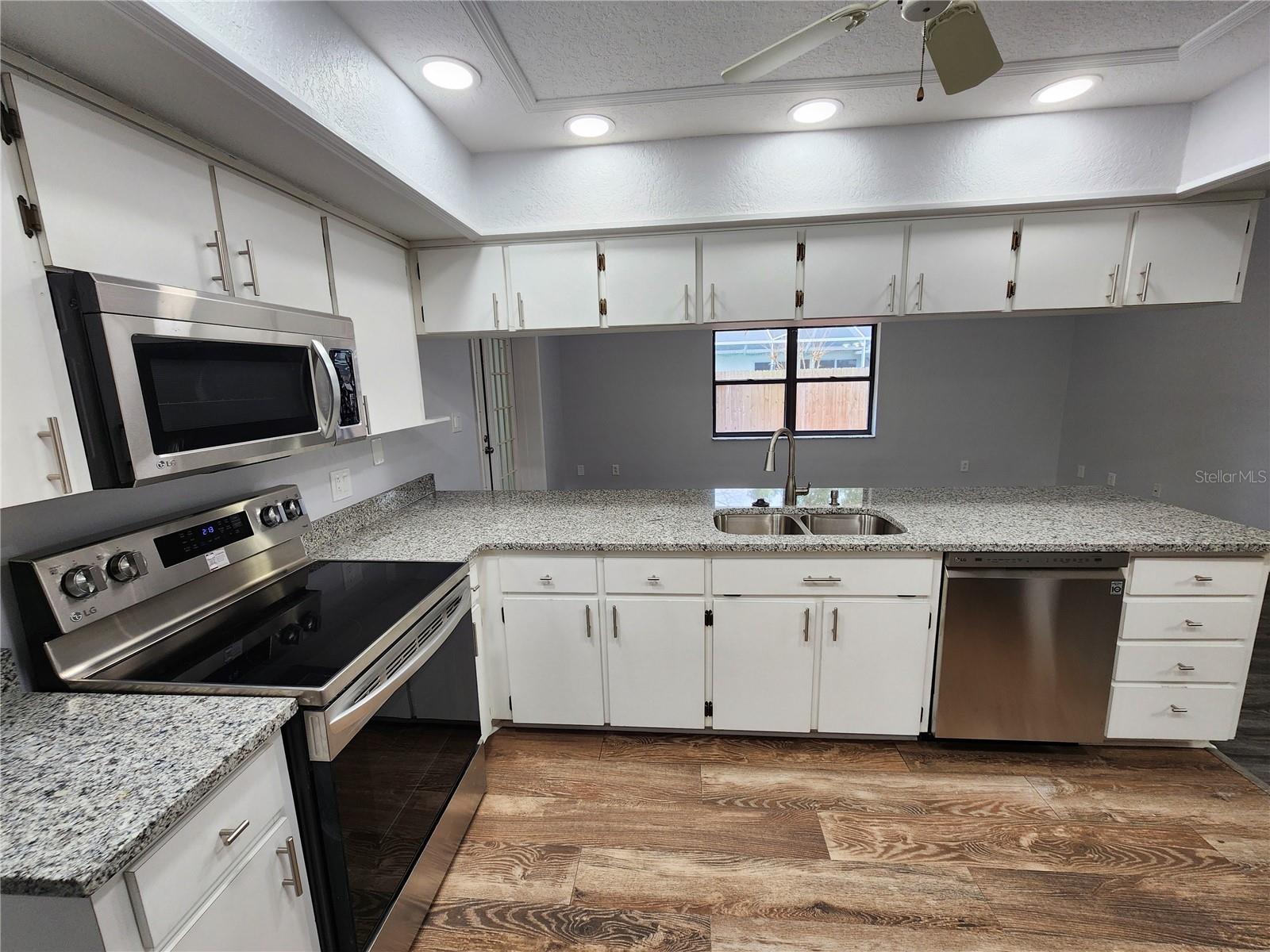 Listing photo id 10 for 12312 Golden Oak Circle