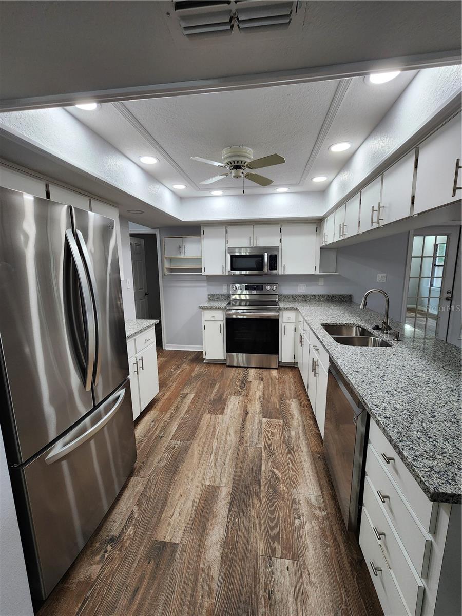 Listing photo id 12 for 12312 Golden Oak Circle