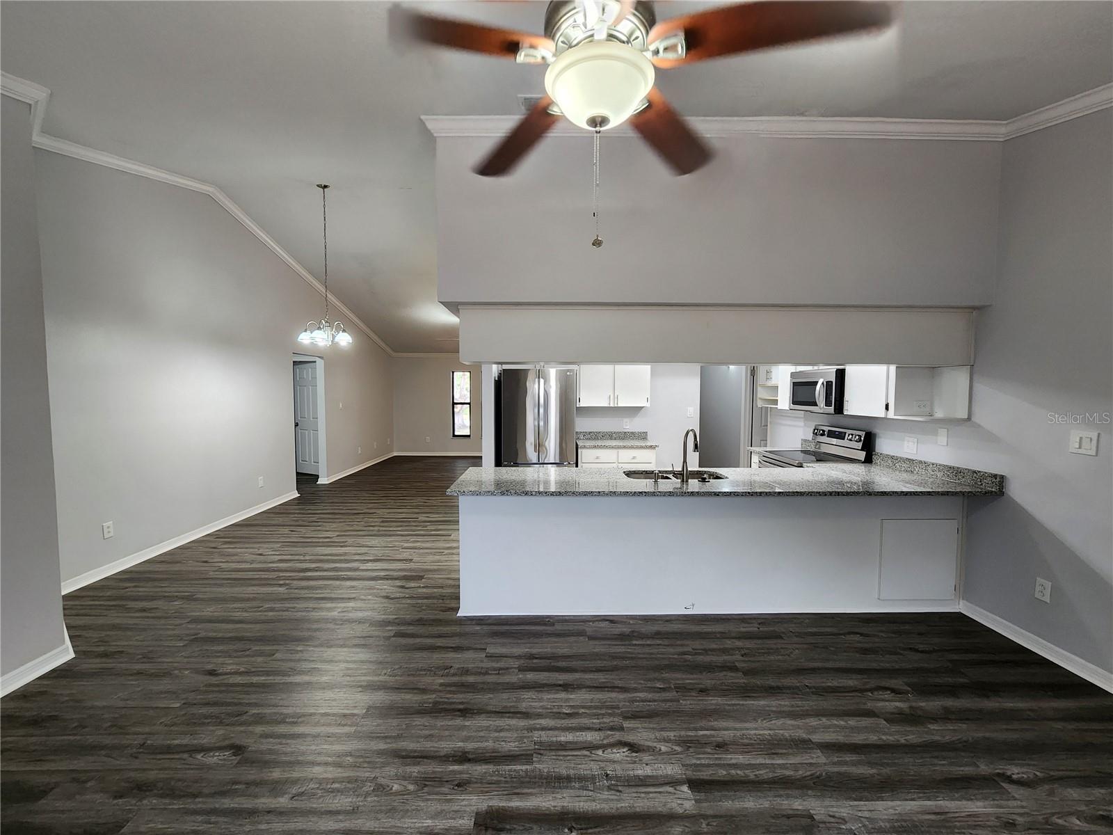 Listing photo id 15 for 12312 Golden Oak Circle