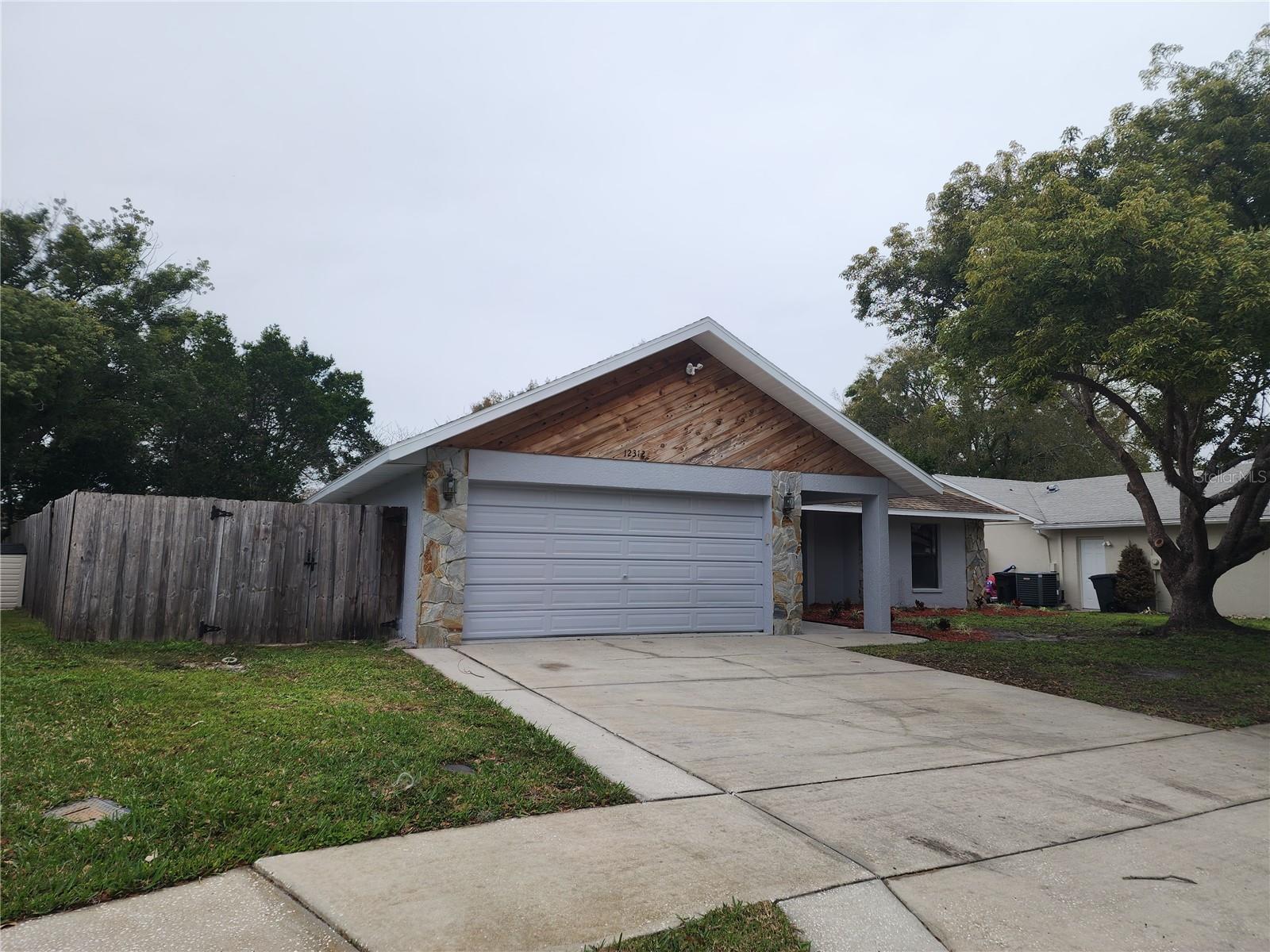 Listing photo id 0 for 12312 Golden Oak Circle