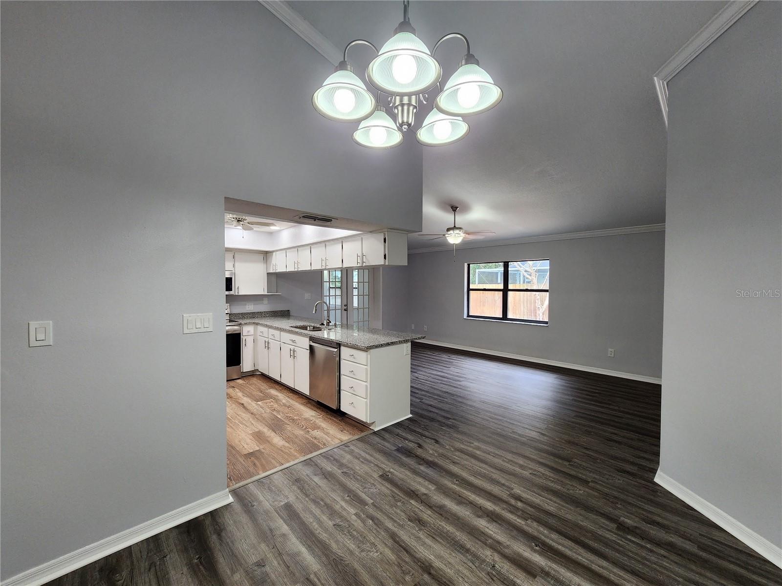Listing photo id 5 for 12312 Golden Oak Circle