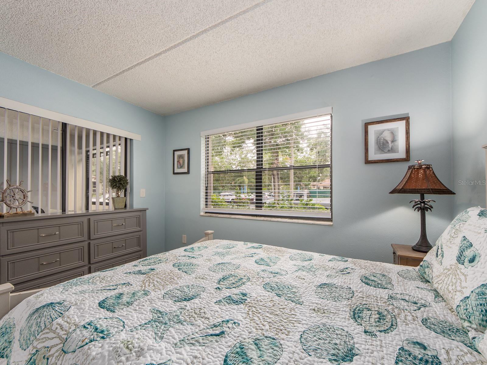 Image 18 of 32 For 105 Woodlake Wynde