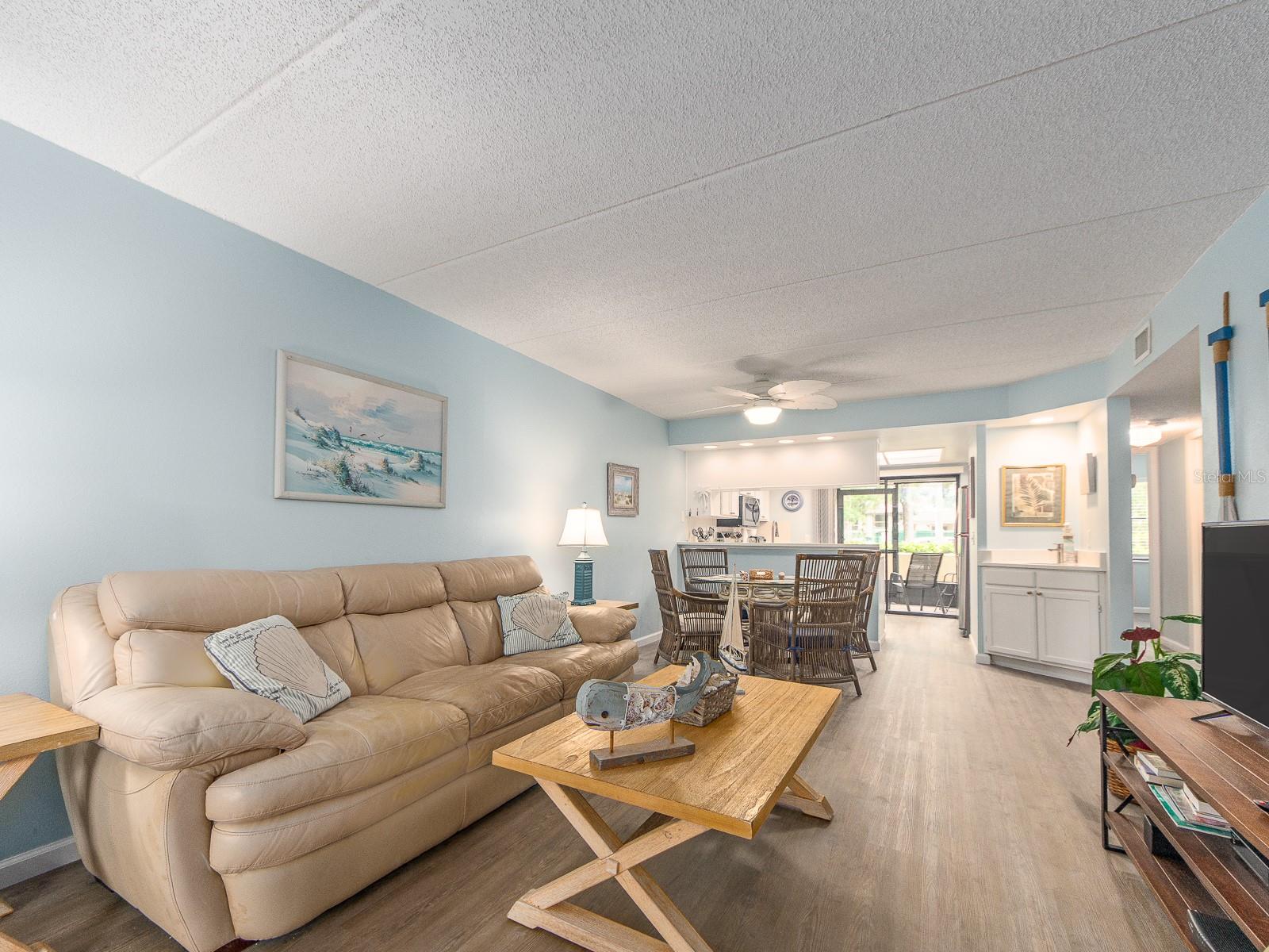 Image 6 of 32 For 105 Woodlake Wynde