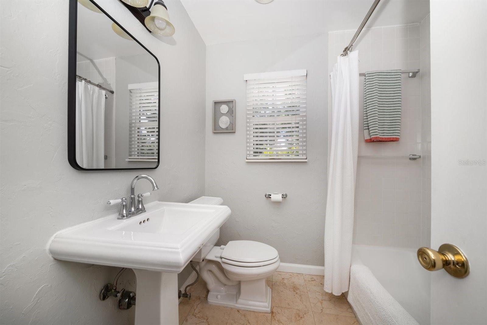 Listing photo id 17 for 246 20th Avenue Ne