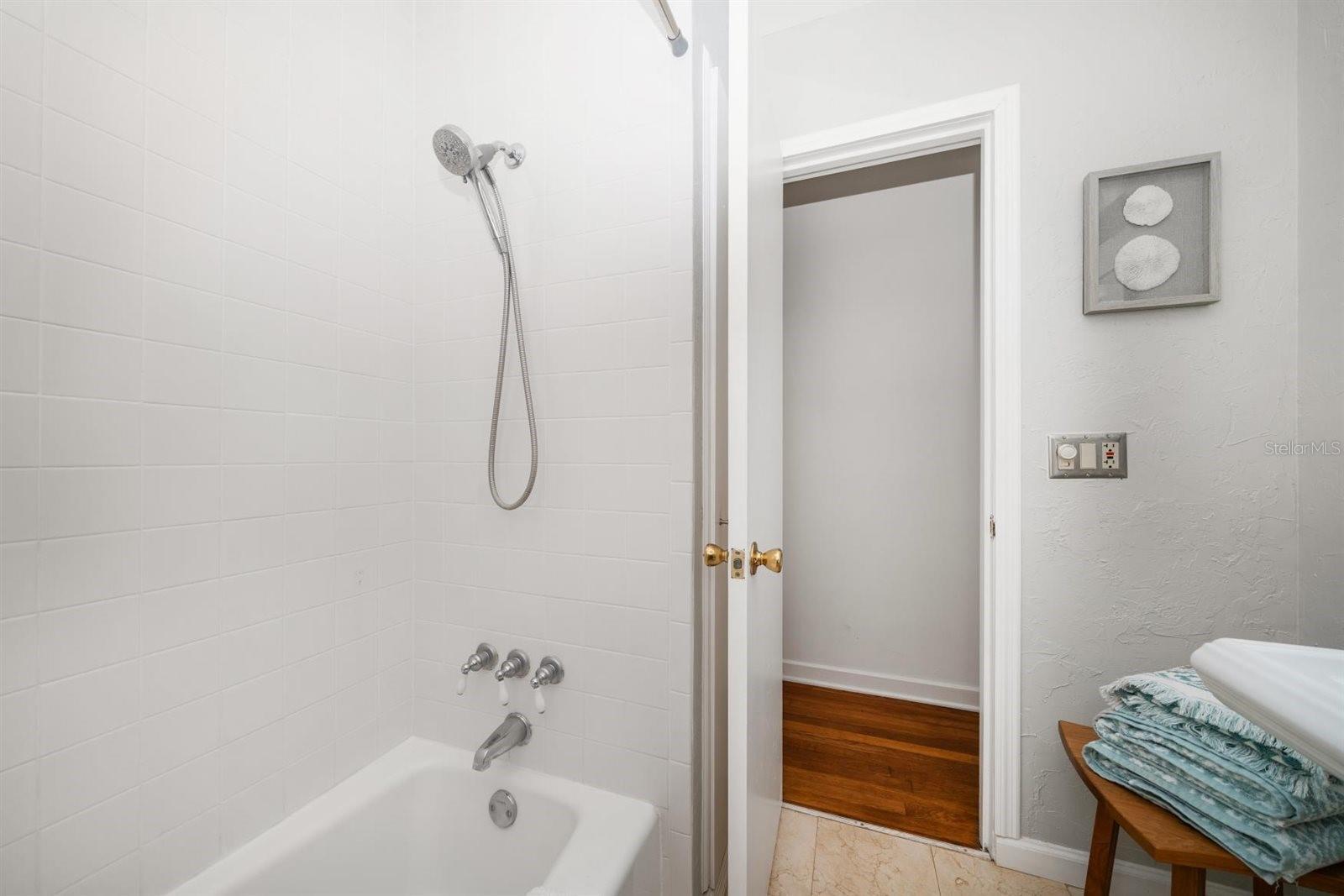 Listing photo id 18 for 246 20th Avenue Ne