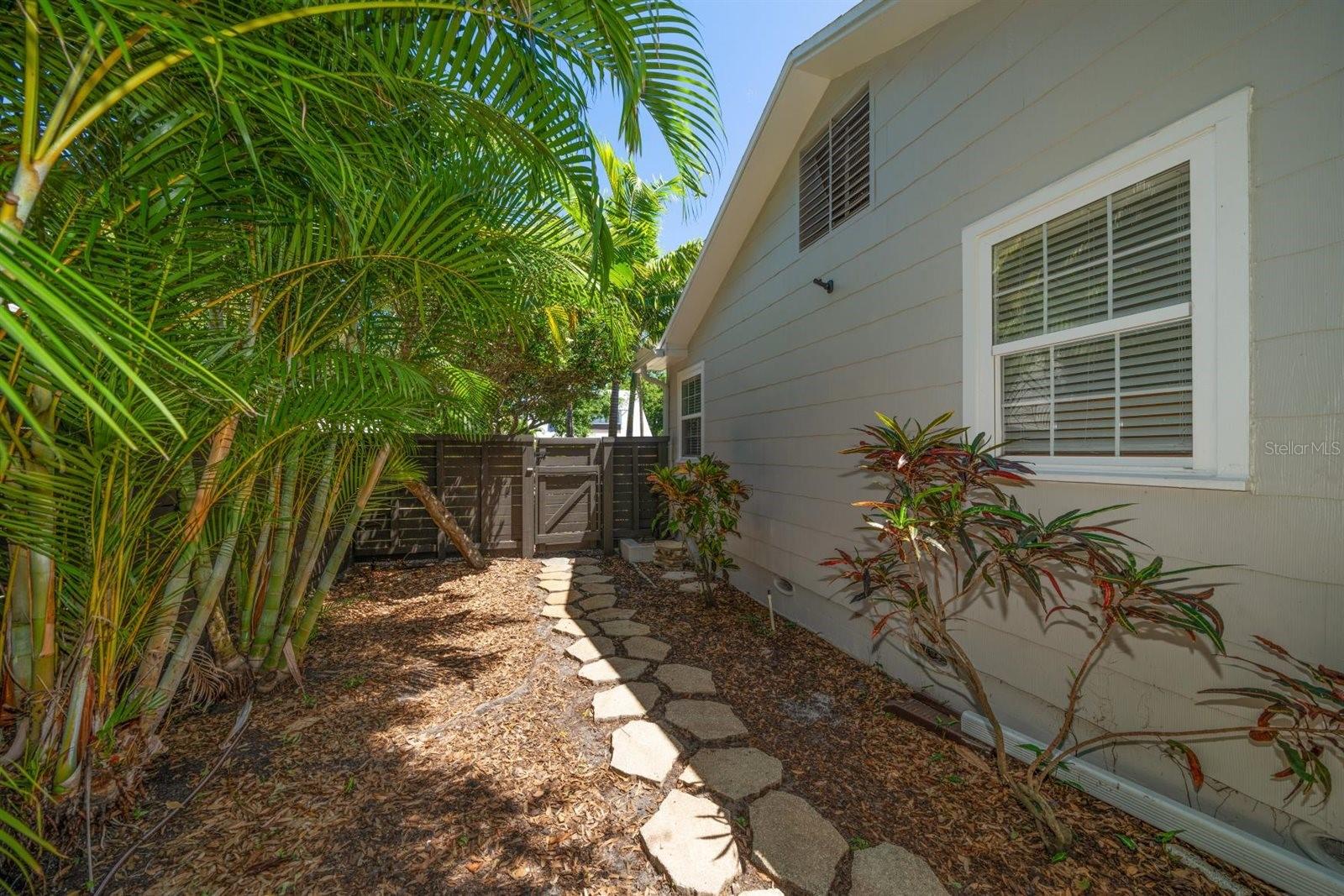 Listing photo id 25 for 246 20th Avenue Ne
