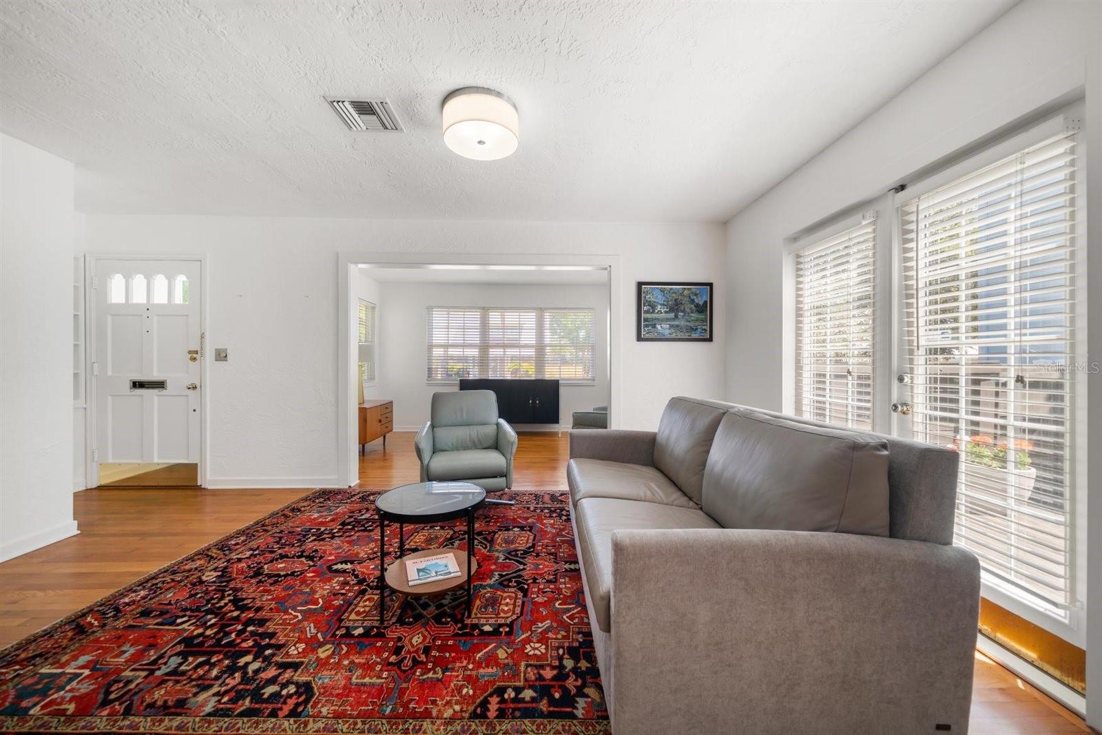 Listing photo id 2 for 246 20th Avenue Ne