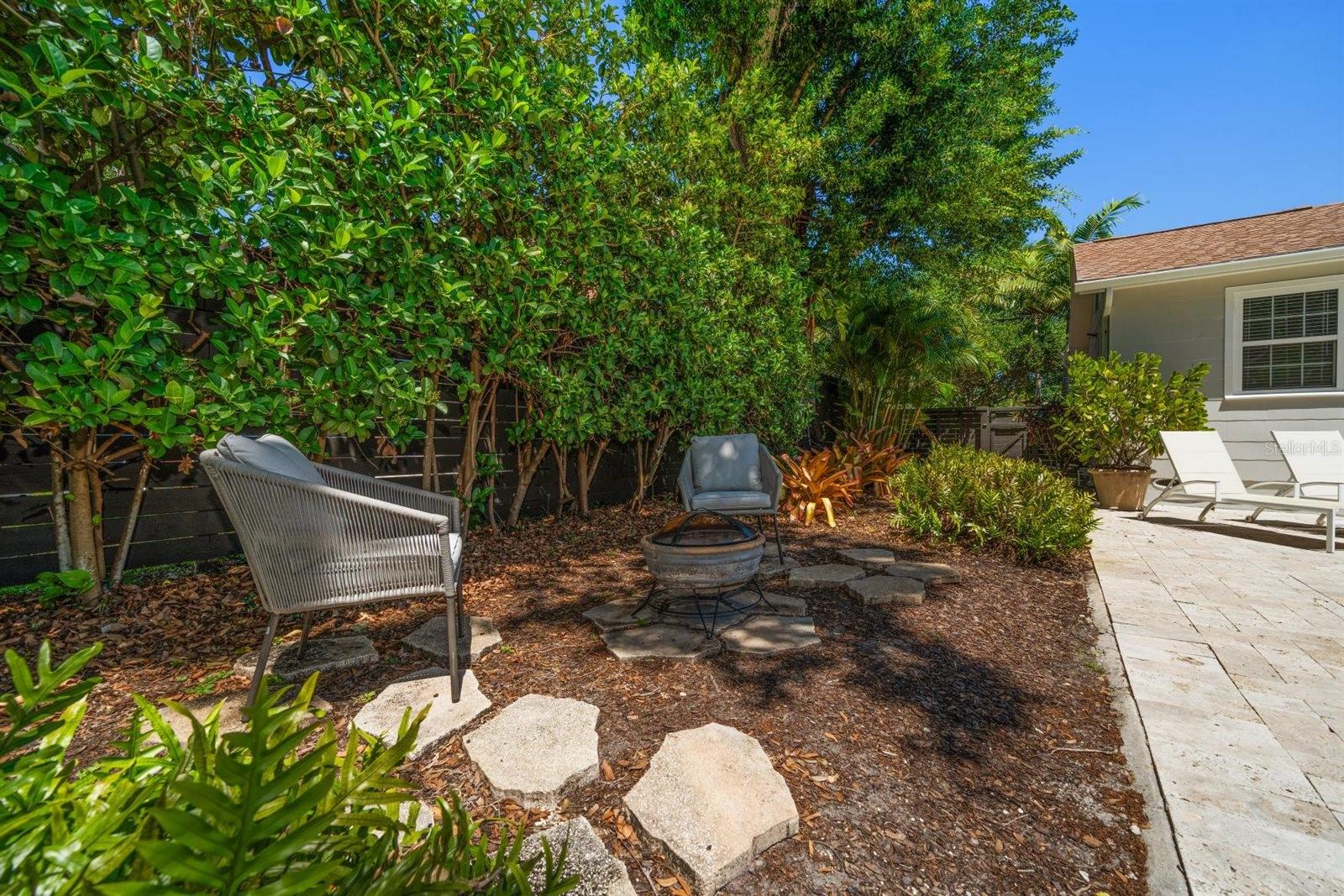 Listing photo id 40 for 246 20th Avenue Ne