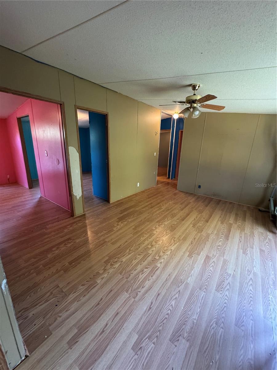 Listing photo id 11 for 28492 Sentinel Street