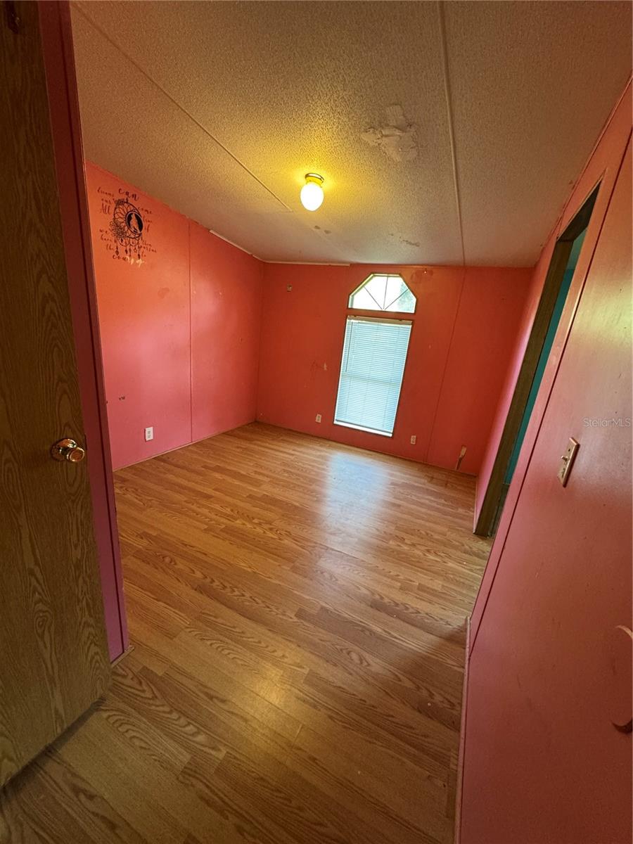 Listing photo id 13 for 28492 Sentinel Street