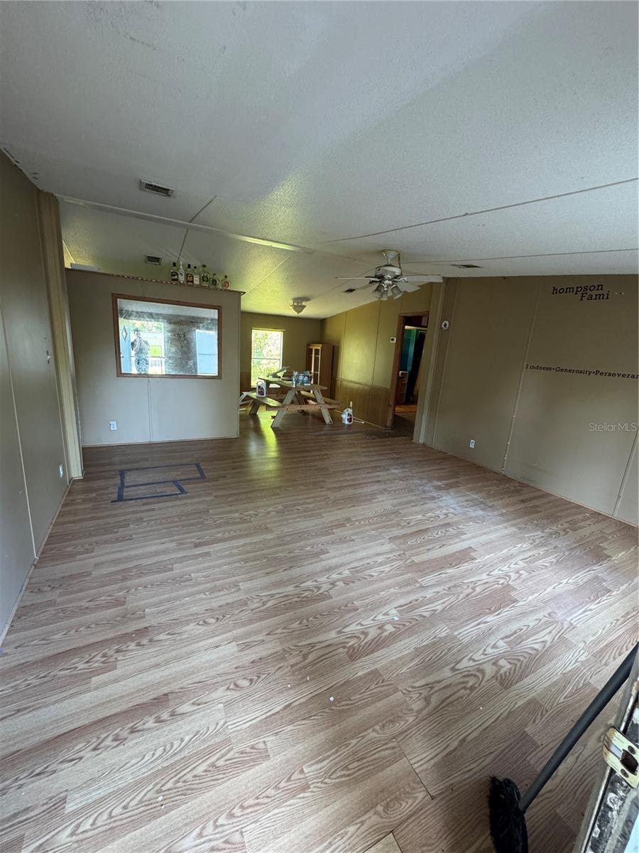 Listing photo id 3 for 28492 Sentinel Street