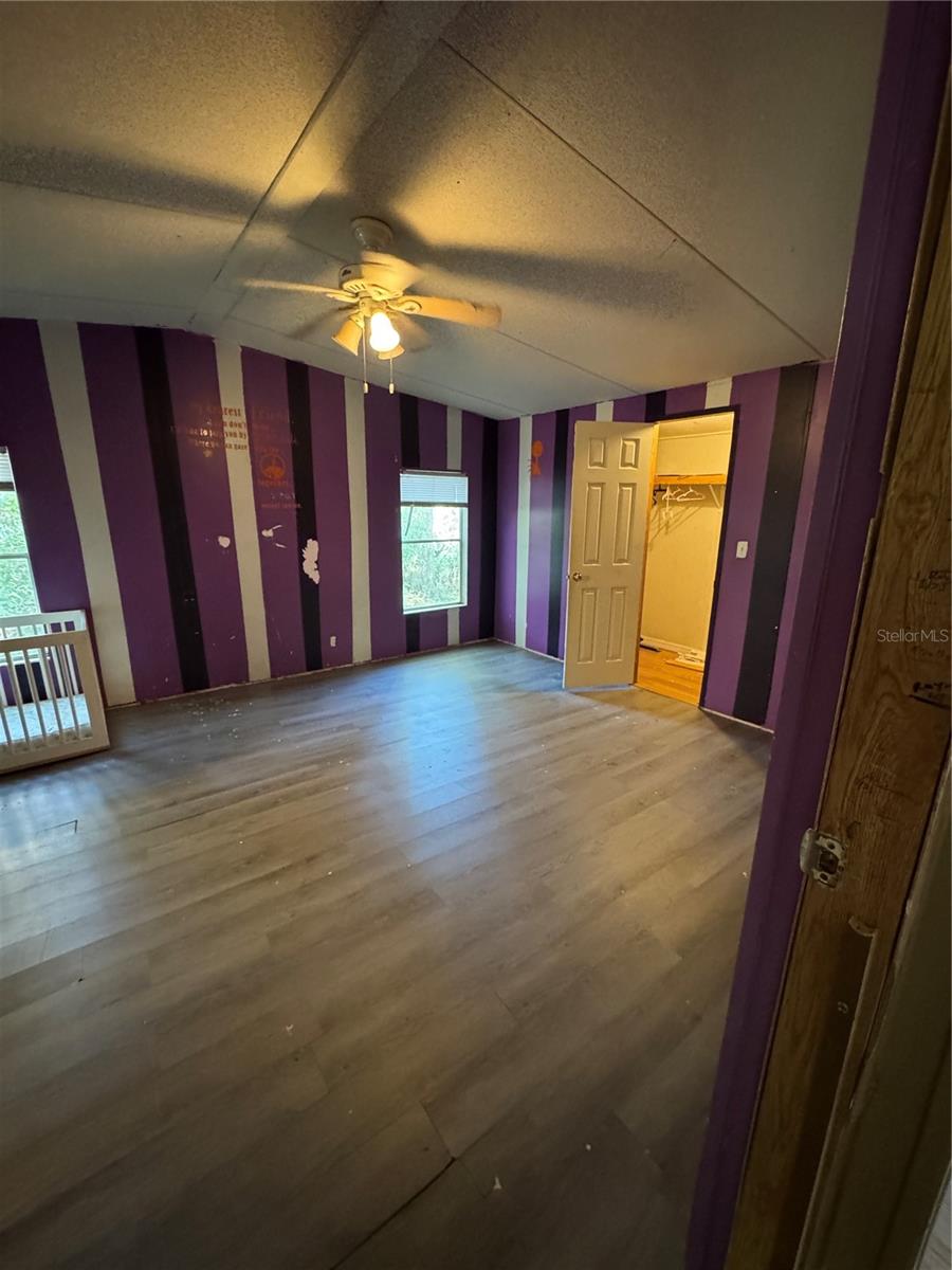 Listing photo id 4 for 28492 Sentinel Street