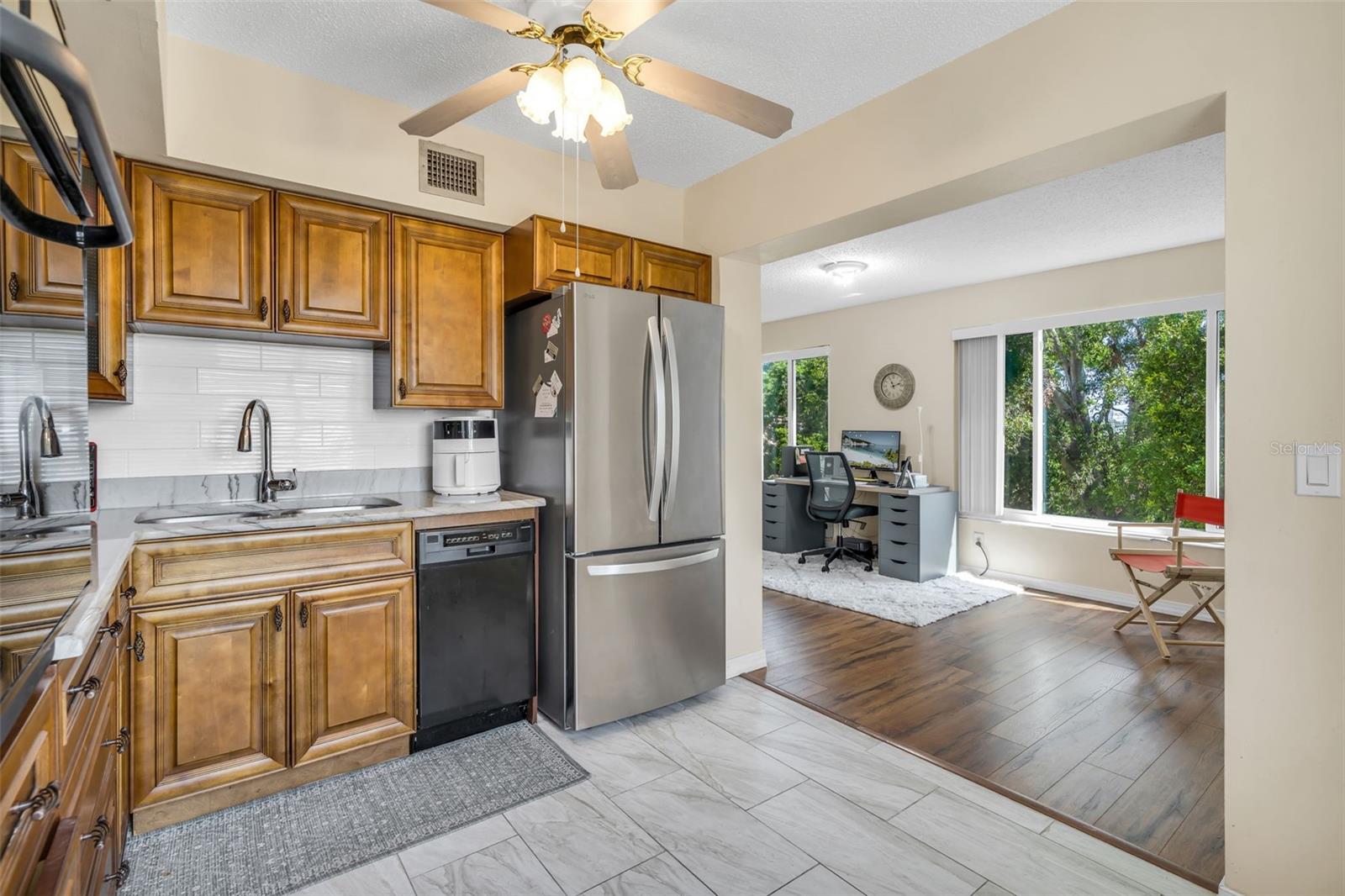 Image 11 of 29 For 2458 Columbia Dr E  84