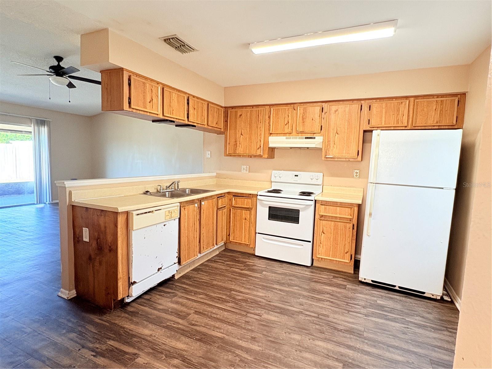Image 3 of 11 For 902 Pine Ridge Circle E