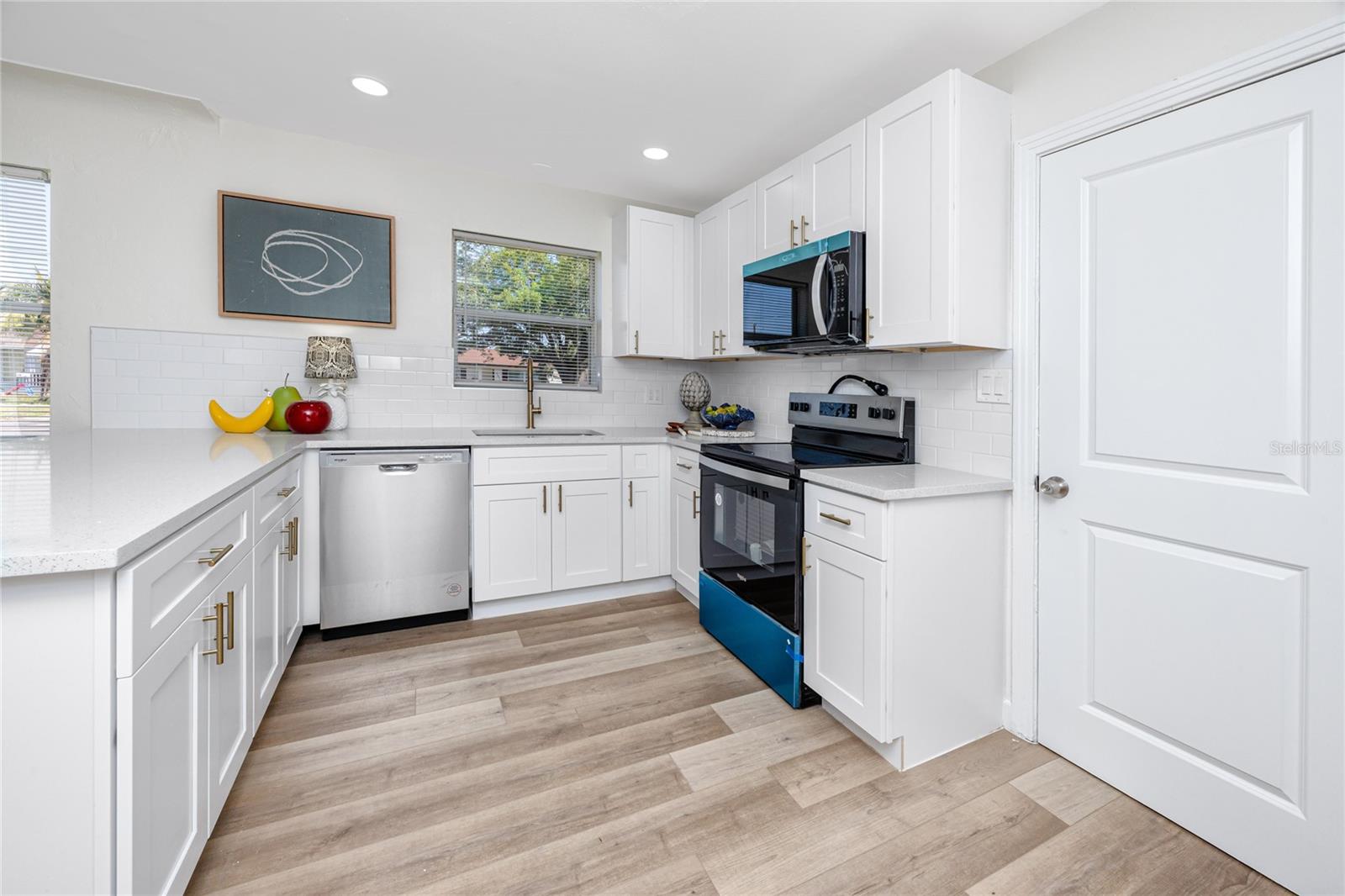 Listing photo id 17 for 3910 1st Avenue S