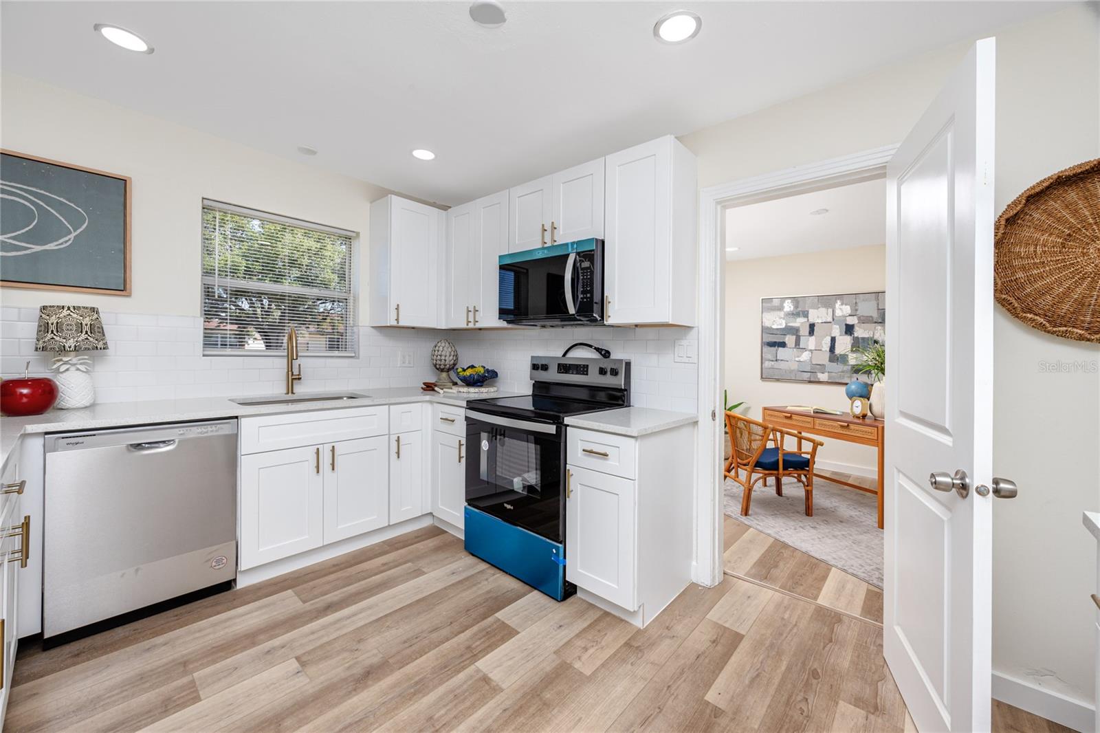 Listing photo id 18 for 3910 1st Avenue S