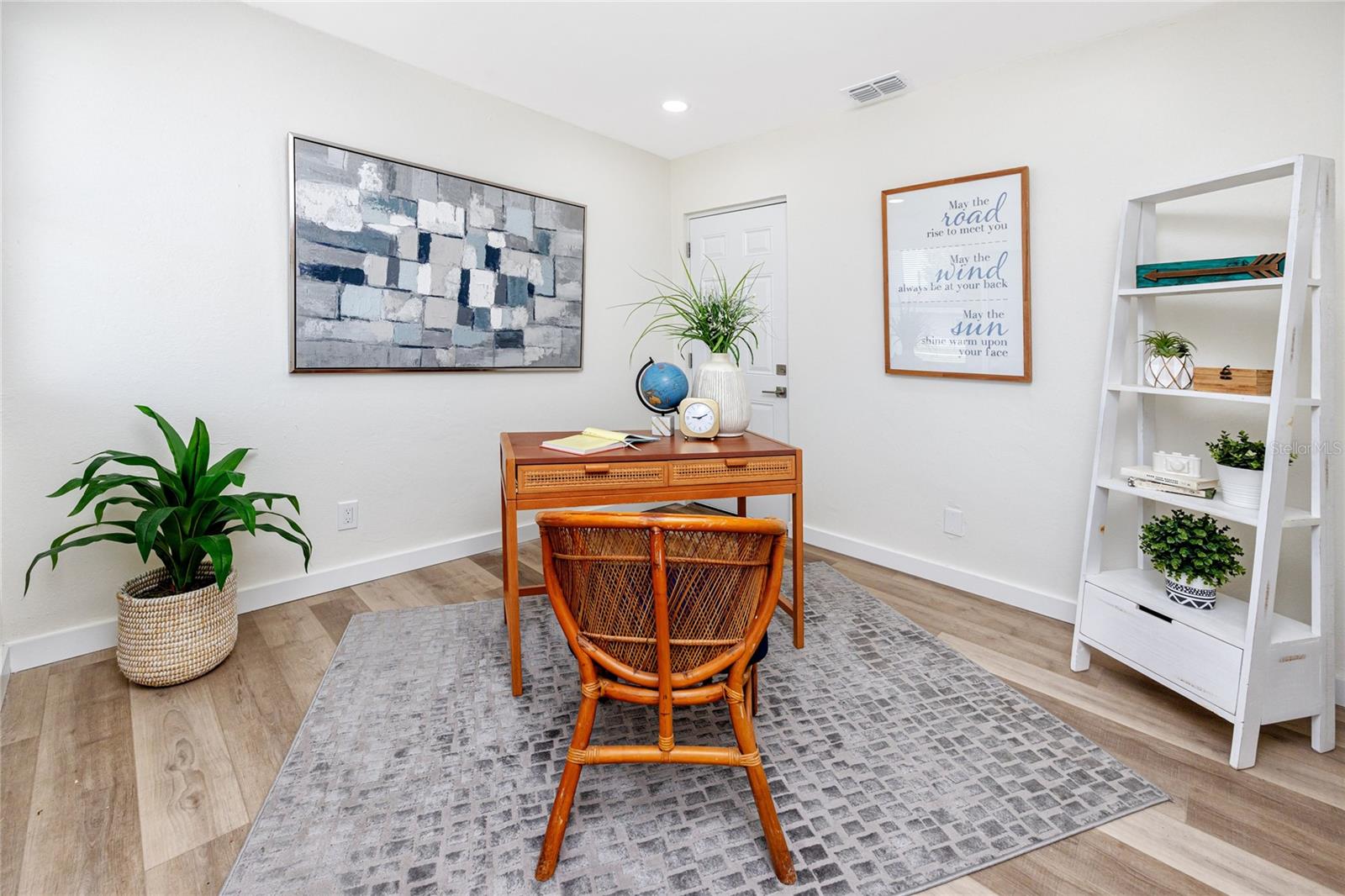 Listing photo id 19 for 3910 1st Avenue S