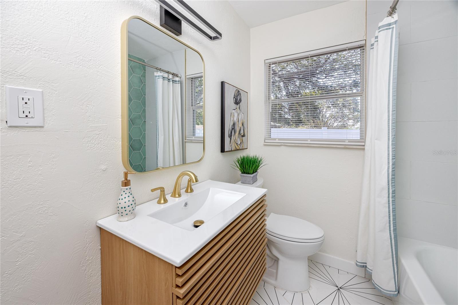 Listing photo id 24 for 3910 1st Avenue S