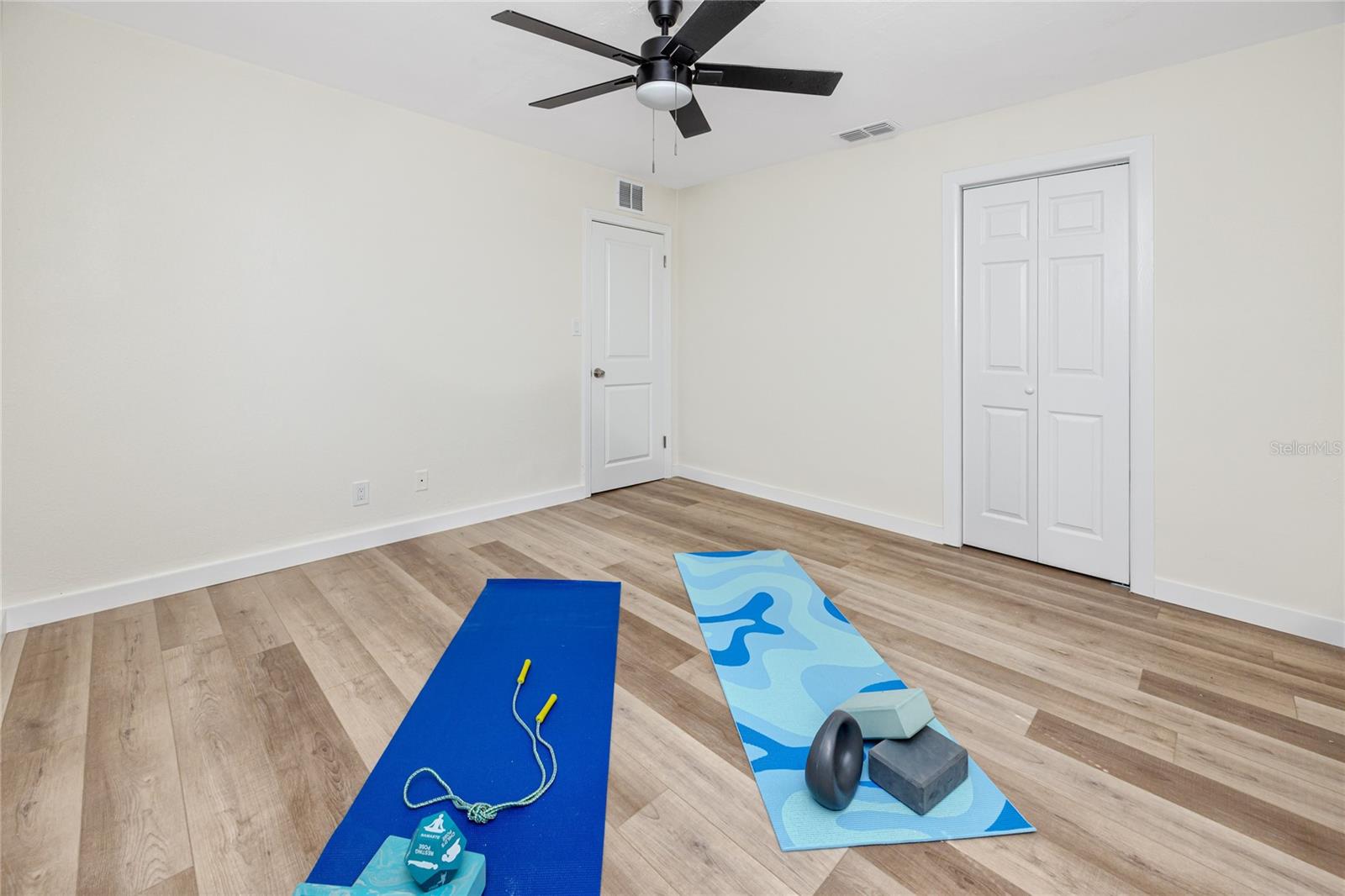 Listing photo id 28 for 3910 1st Avenue S