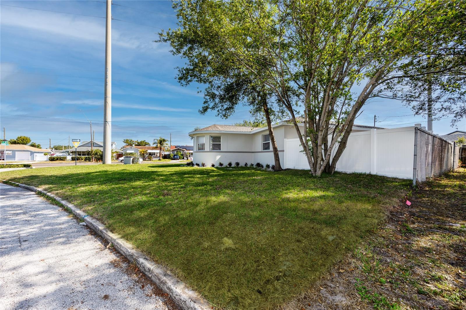 Listing photo id 2 for 3910 1st Avenue S