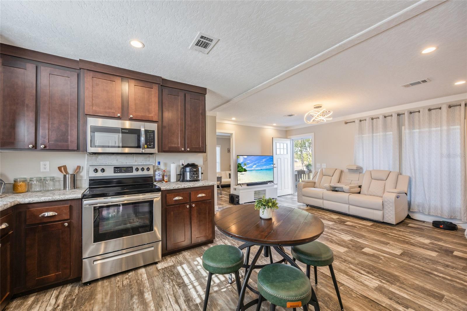 Image 8 of 34 For 4870 Woodville Street