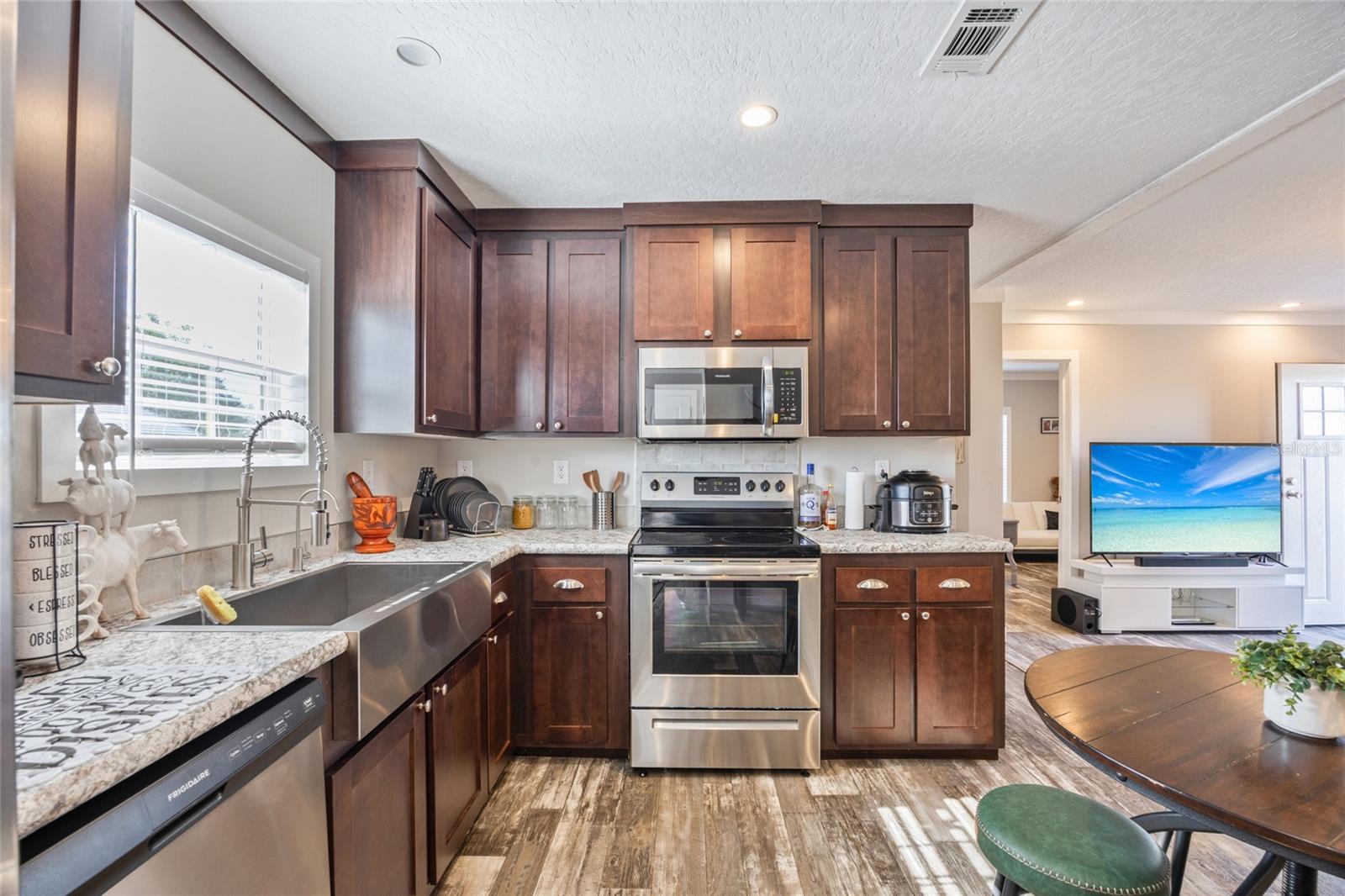 Image 9 of 34 For 4870 Woodville Street