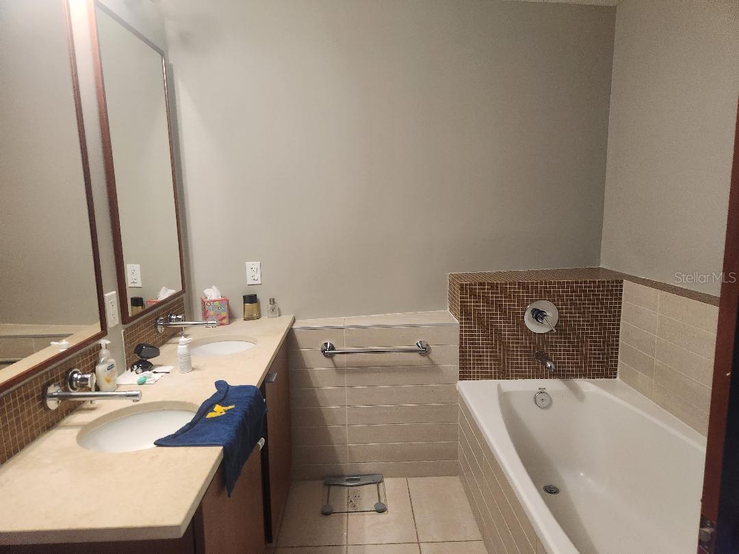 Image 8 of 16 For 912 Channelside Drive 2515