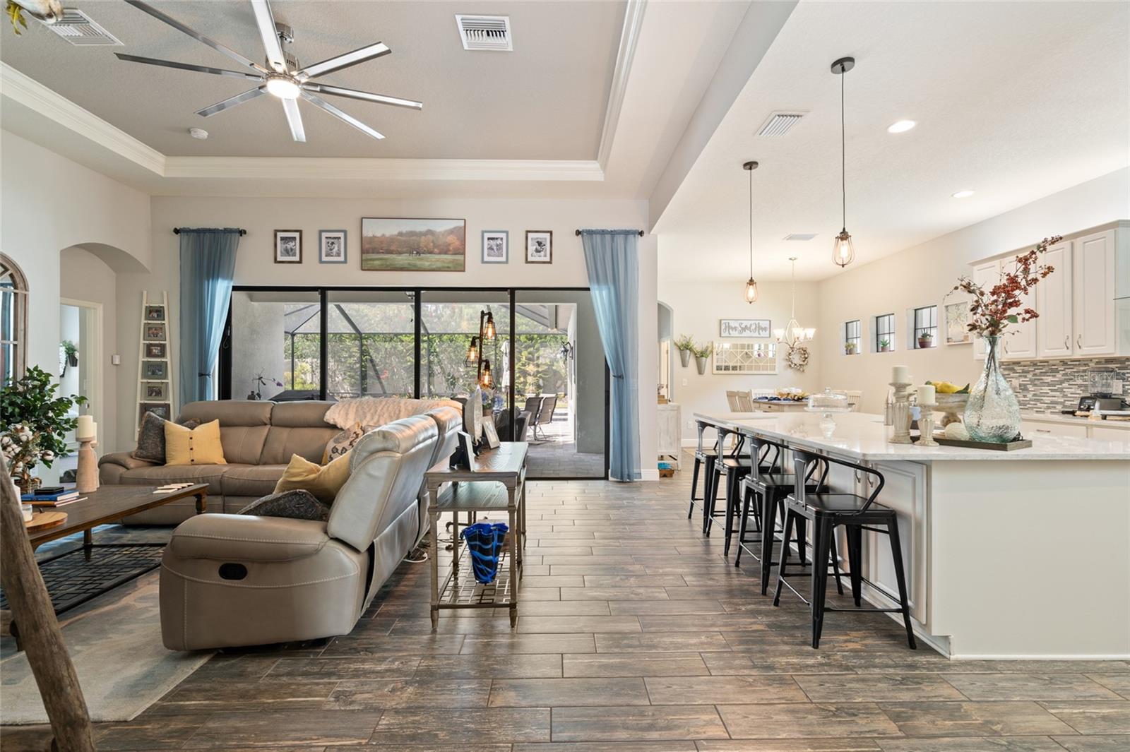 Listing photo id 8 for 922 Grand Cresta Avenue