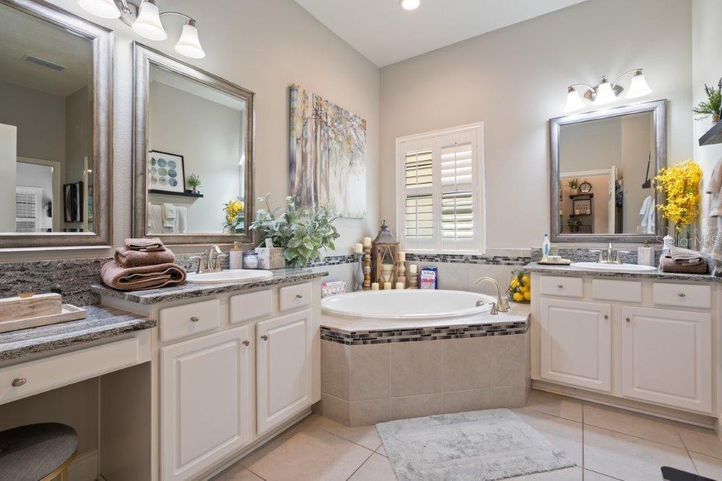 Listing photo id 12 for 922 Grand Cresta Avenue
