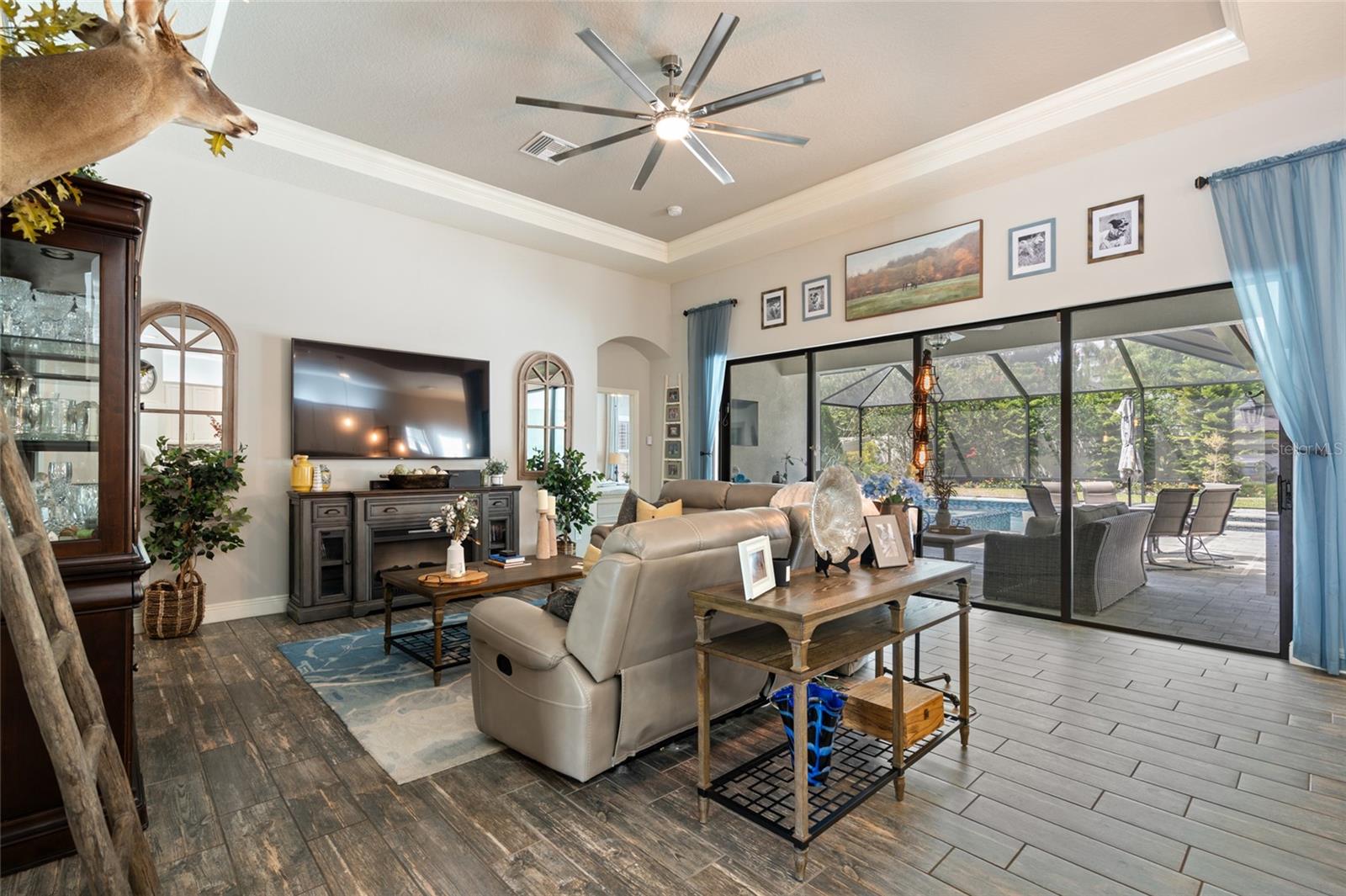 Listing photo id 5 for 922 Grand Cresta Avenue