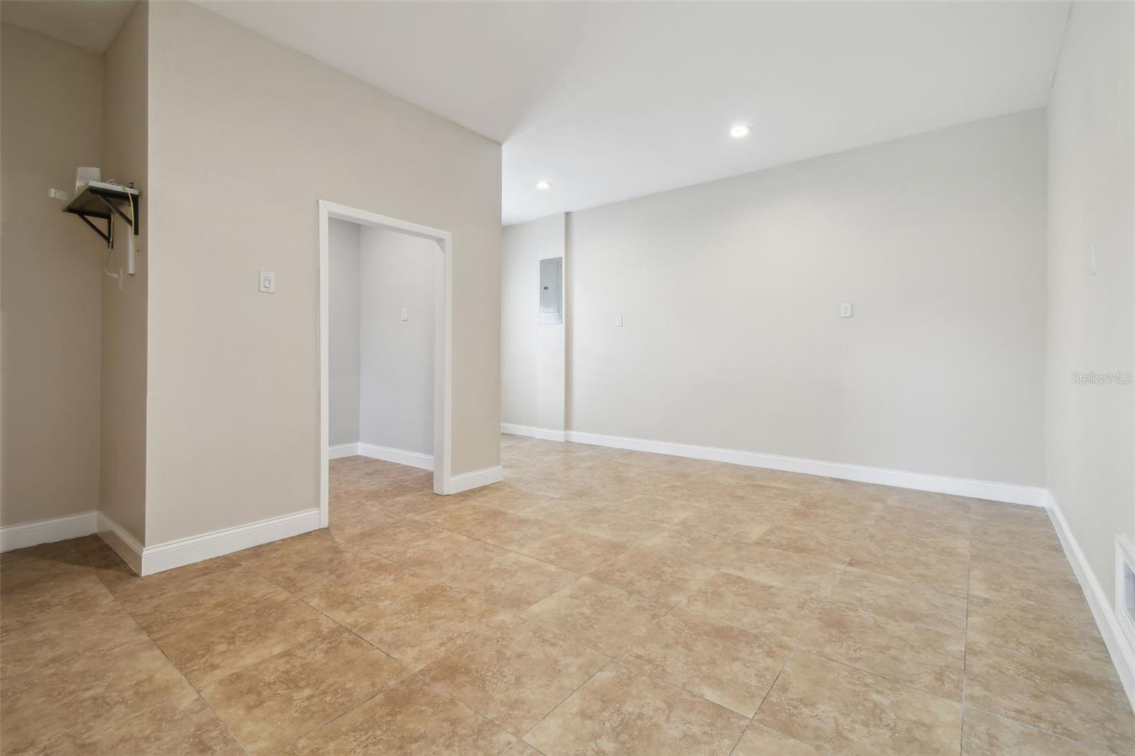 Listing photo id 13 for 720 22nd Street