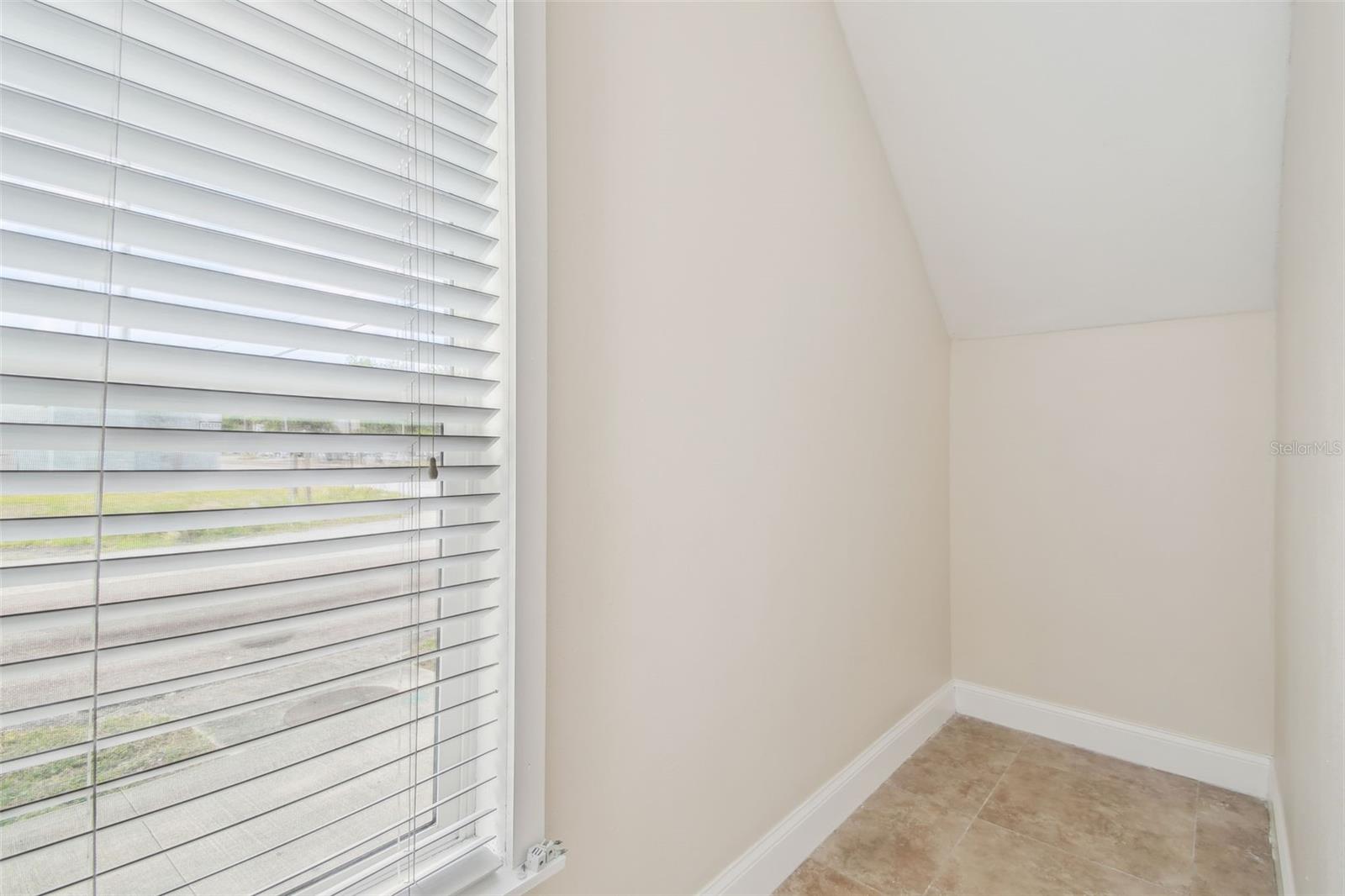 Listing photo id 14 for 720 22nd Street