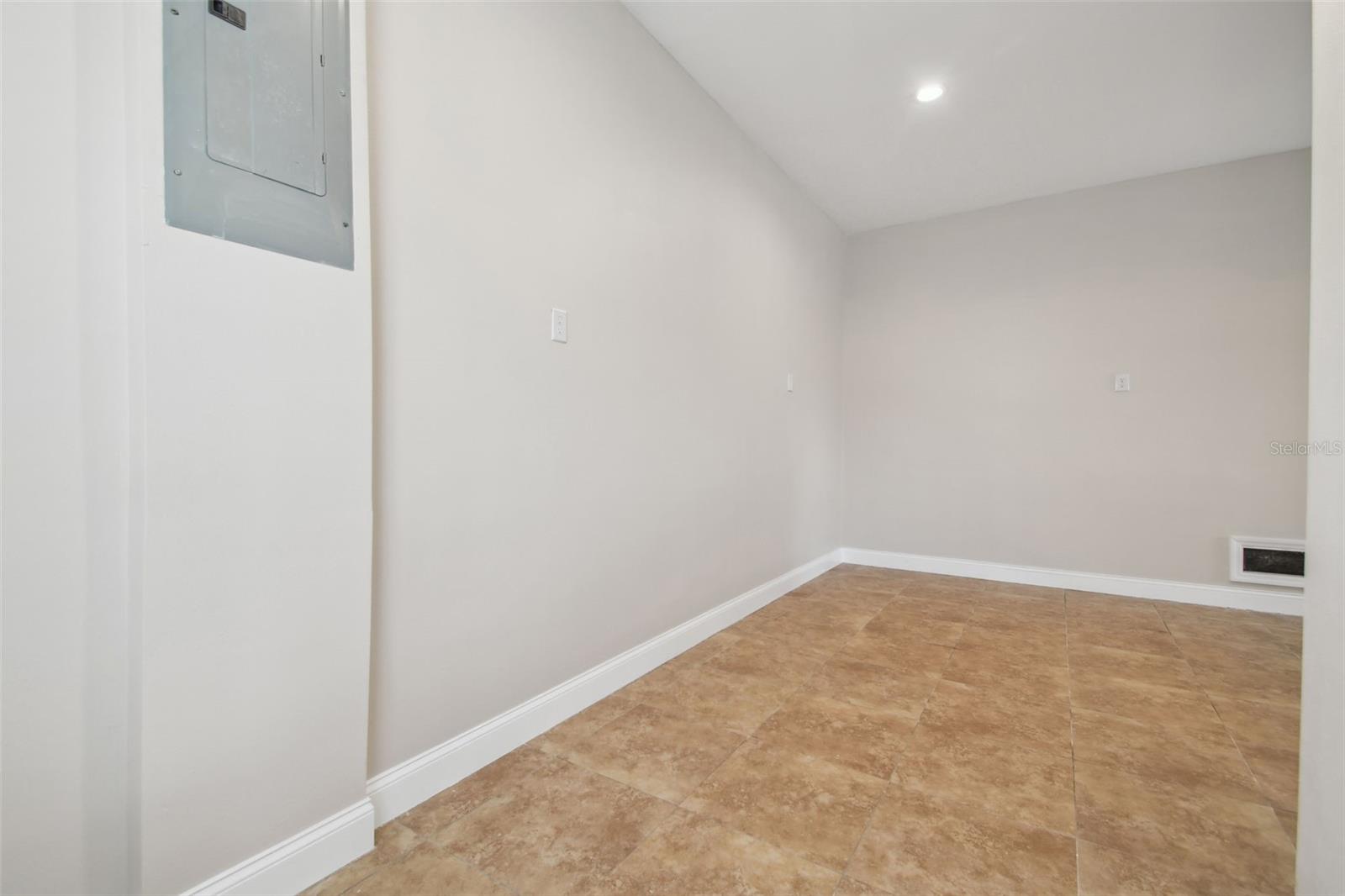 Listing photo id 17 for 720 22nd Street