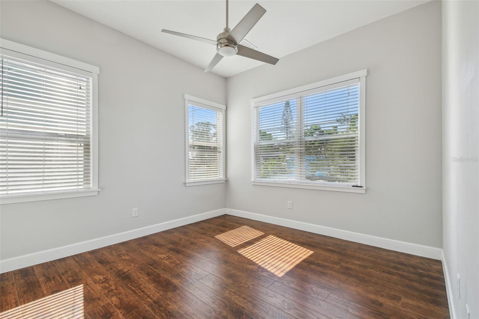 Listing photo id 41 for 720 22nd Street