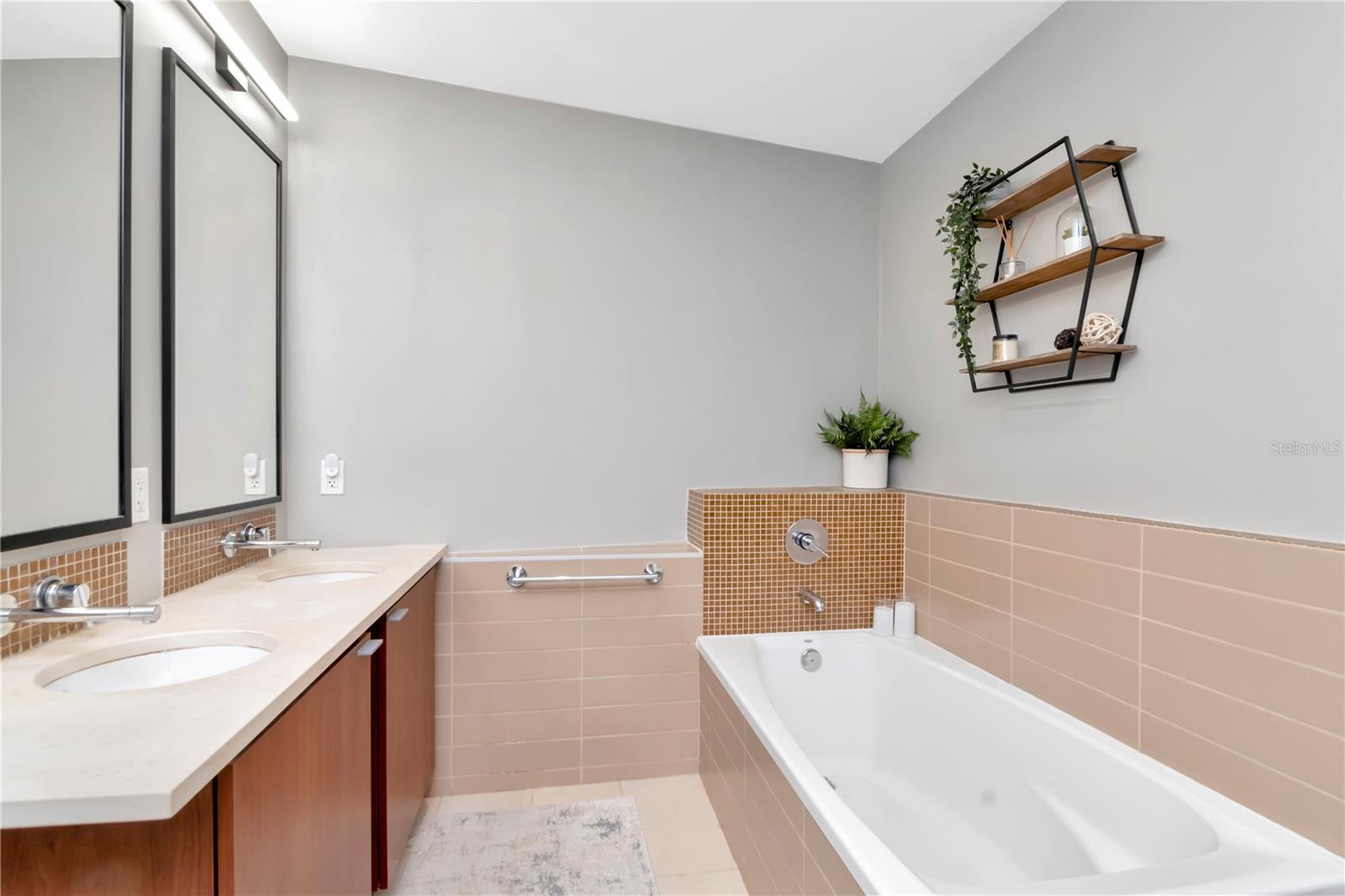 Image 13 of 42 For 912 Channelside Drive 2710
